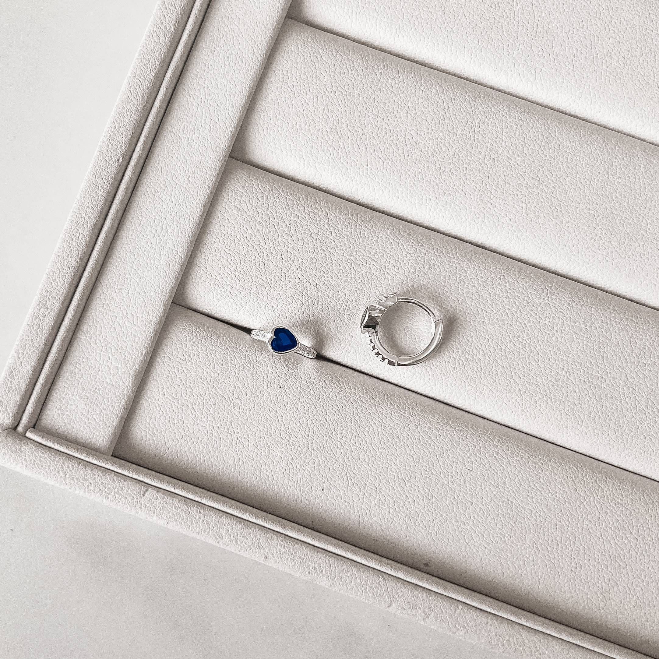 Imagem Argola click cravejada 11mm detalhe zircônia coração azul