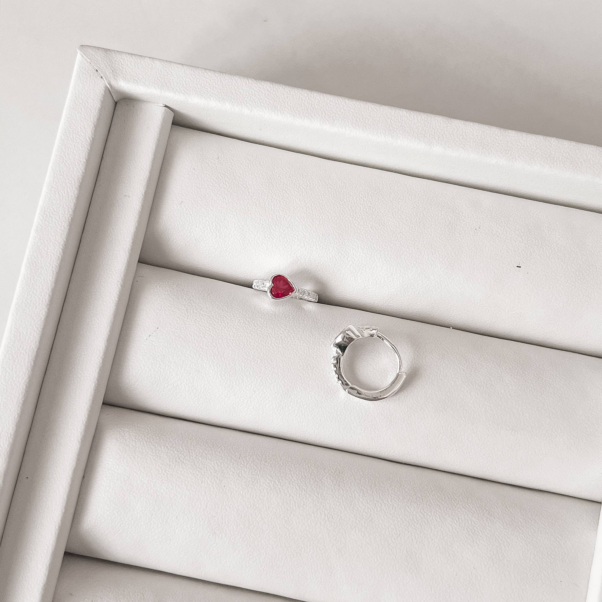 Argola click cravejada 11mm detalhe zircônia coração pink