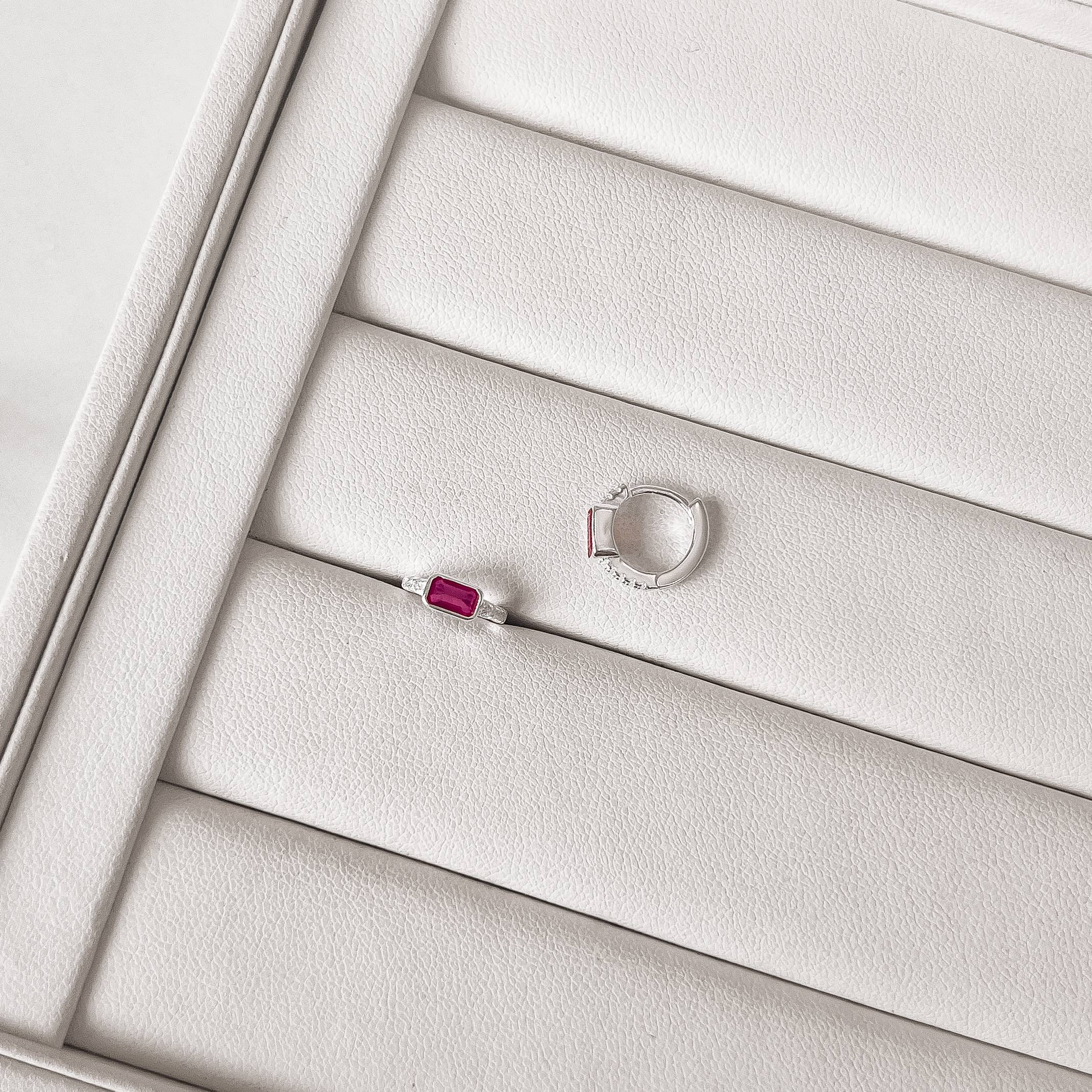 Imagem Argola click cravejada 11mm detalhe zircônia retangular pink