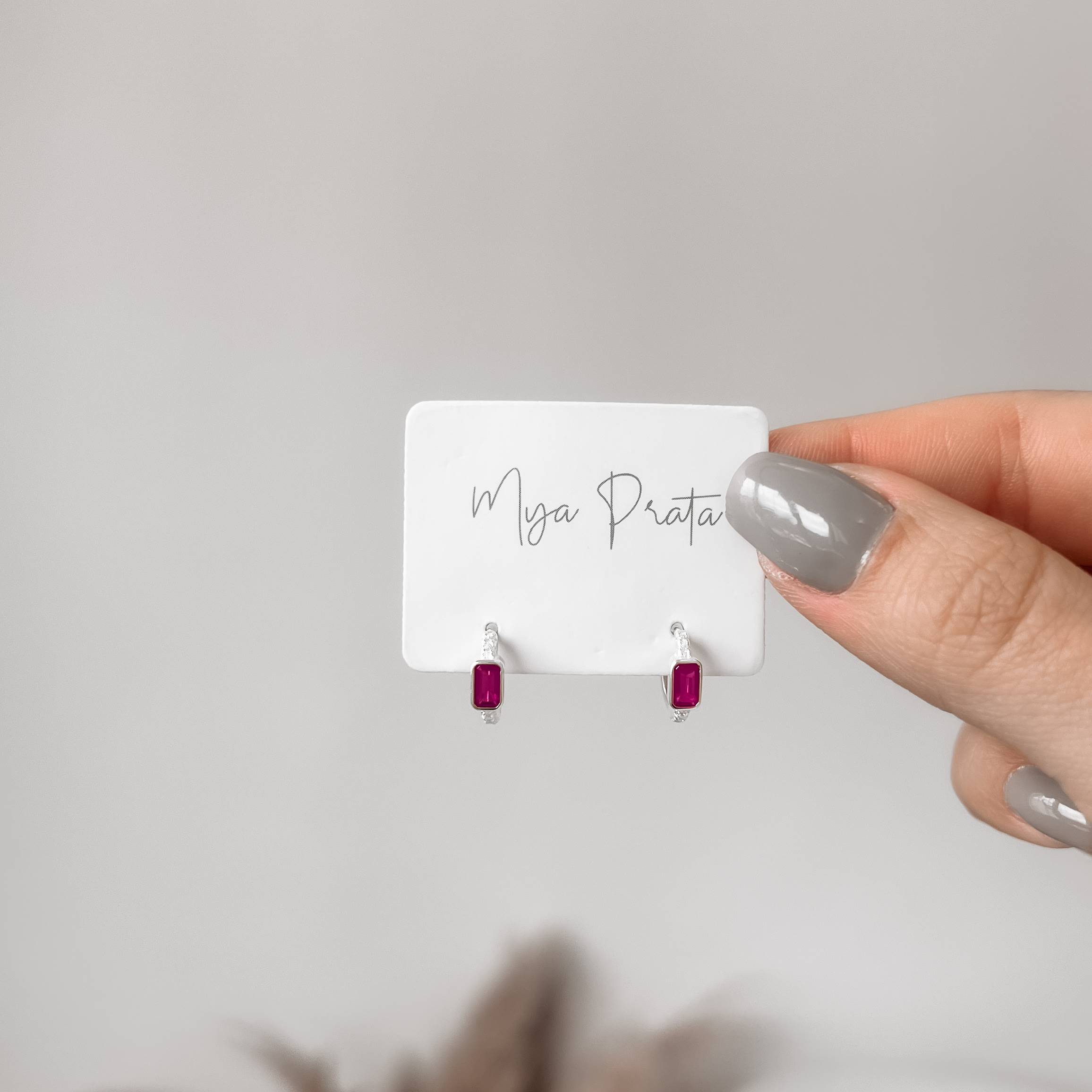 Imagem Secundária Argola click cravejada 11mm detalhe zircônia retangular pink