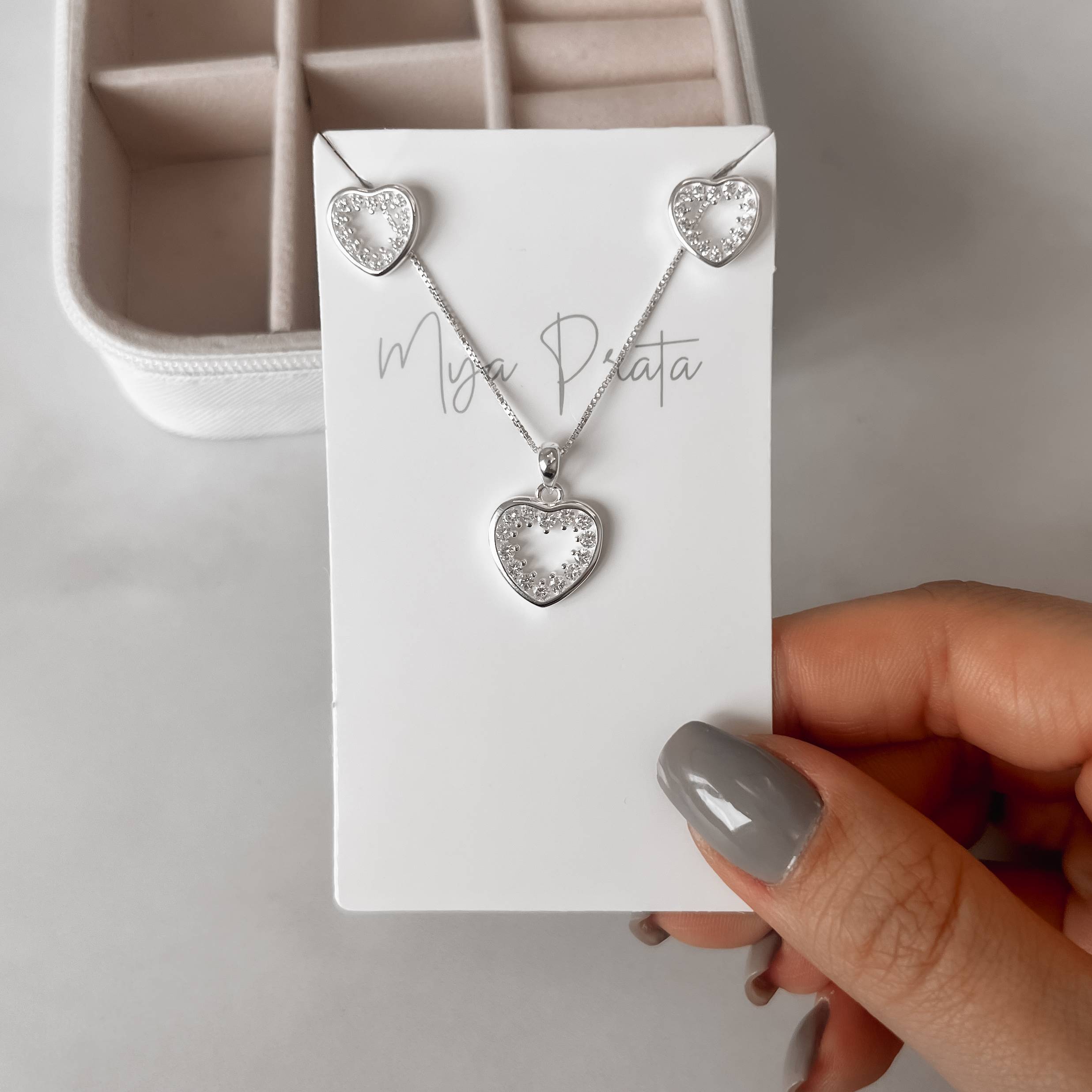 Conjunto brinco e colar coração vazado cravejado 13mm 45cm