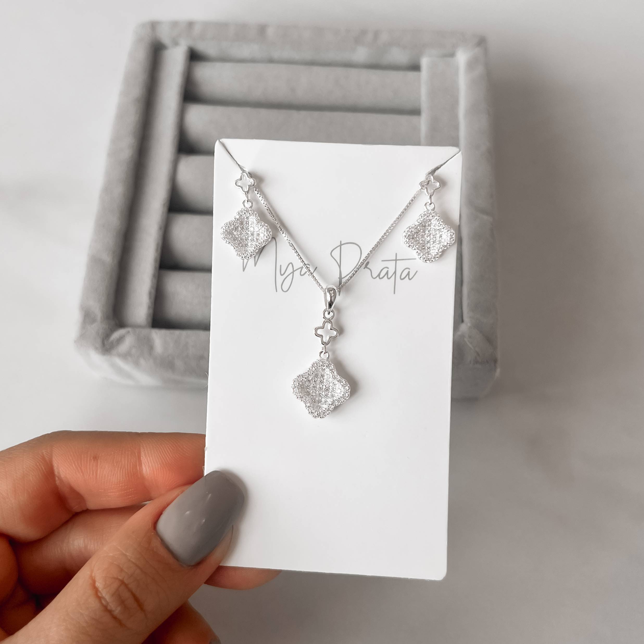 Conjunto brinco e colar trevos vazado e cravejado 45cm