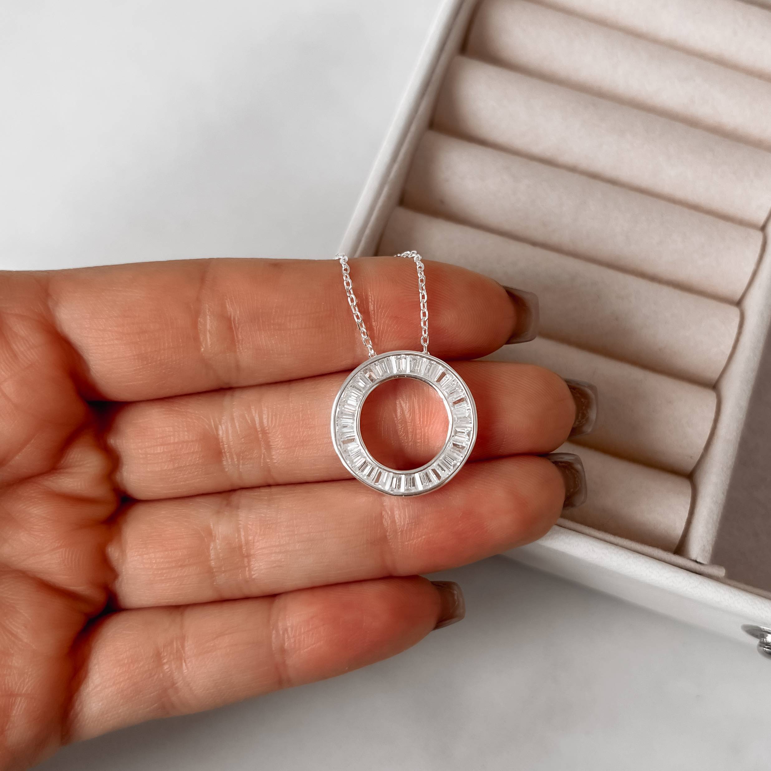 Imagem Secundária Colar círculo vazado cravejado 19mm corrente cadeado 40+5cm