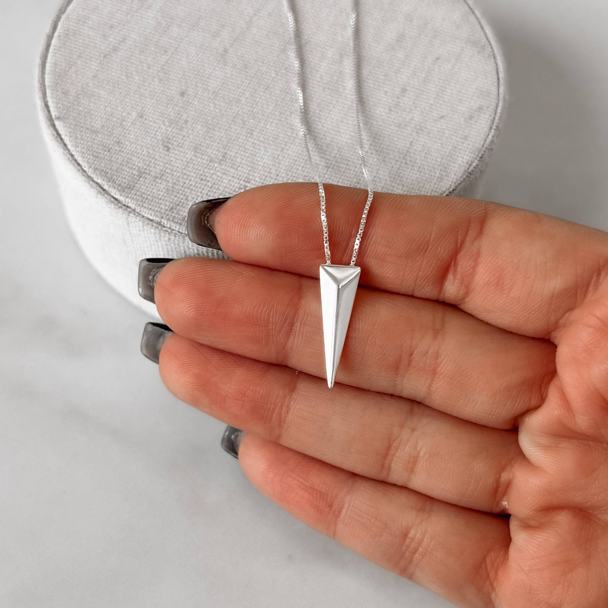 Imagem Colar triângulo isósceles 19mm 45cm