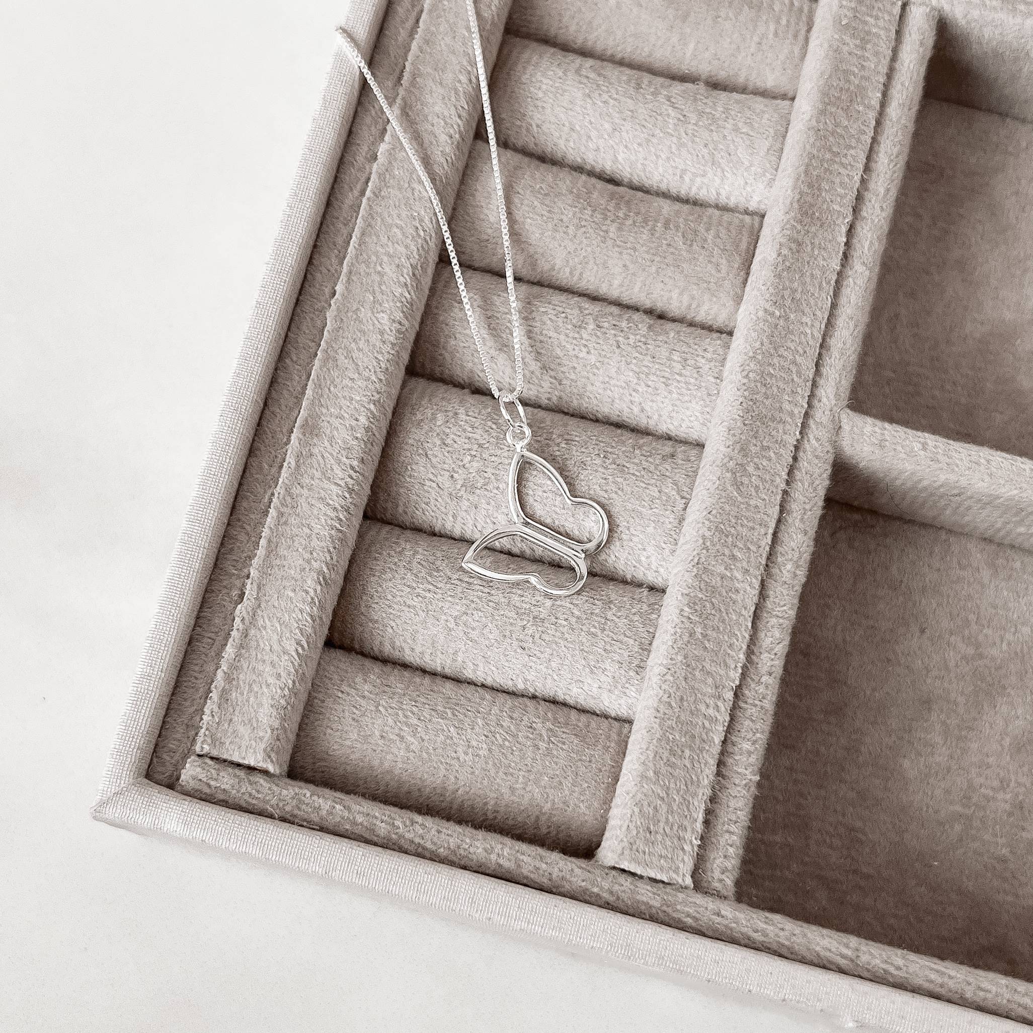 Imagem Colar pingente borboleta vazada de lado 15mm 45cm