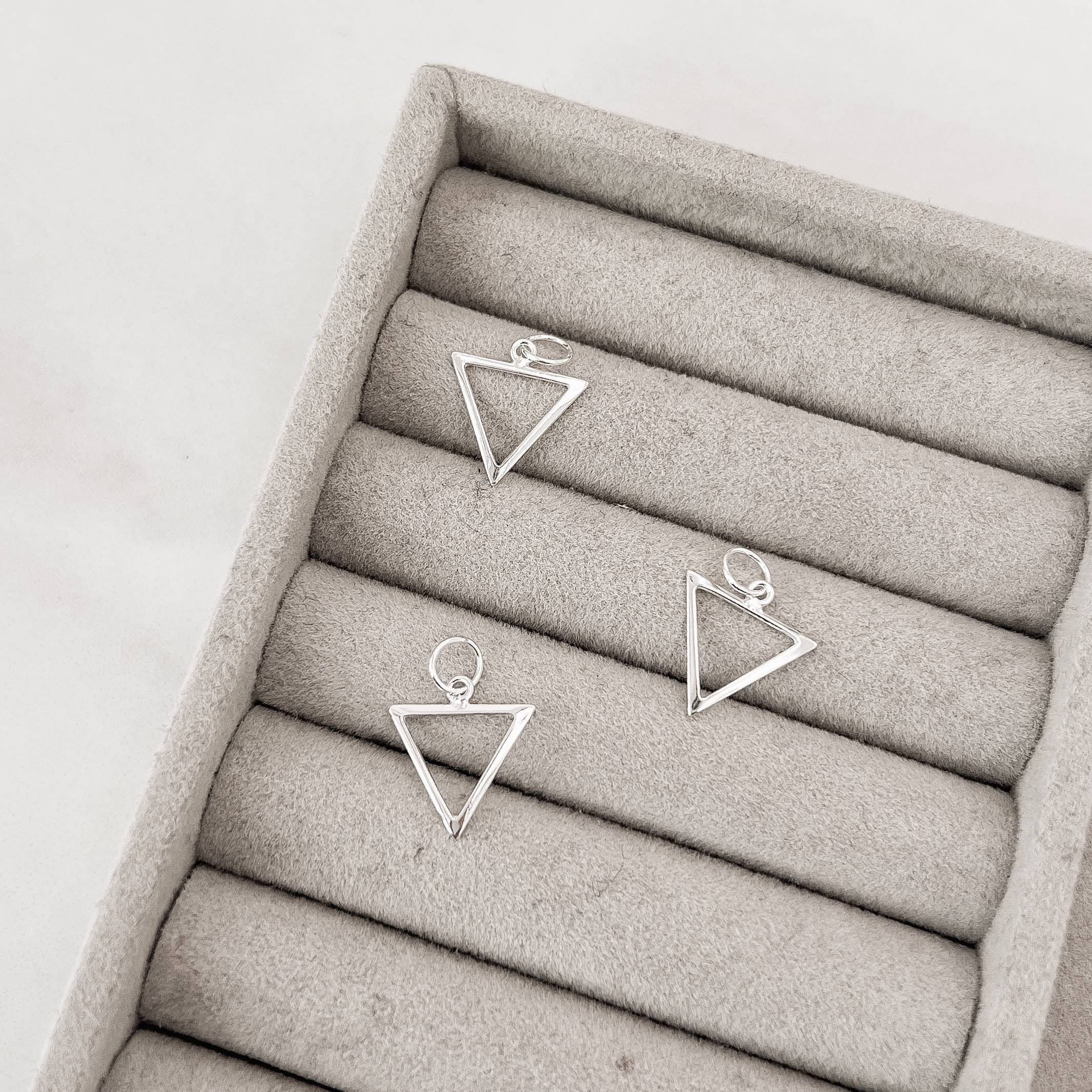 Pingente triângulo vazado 12mm