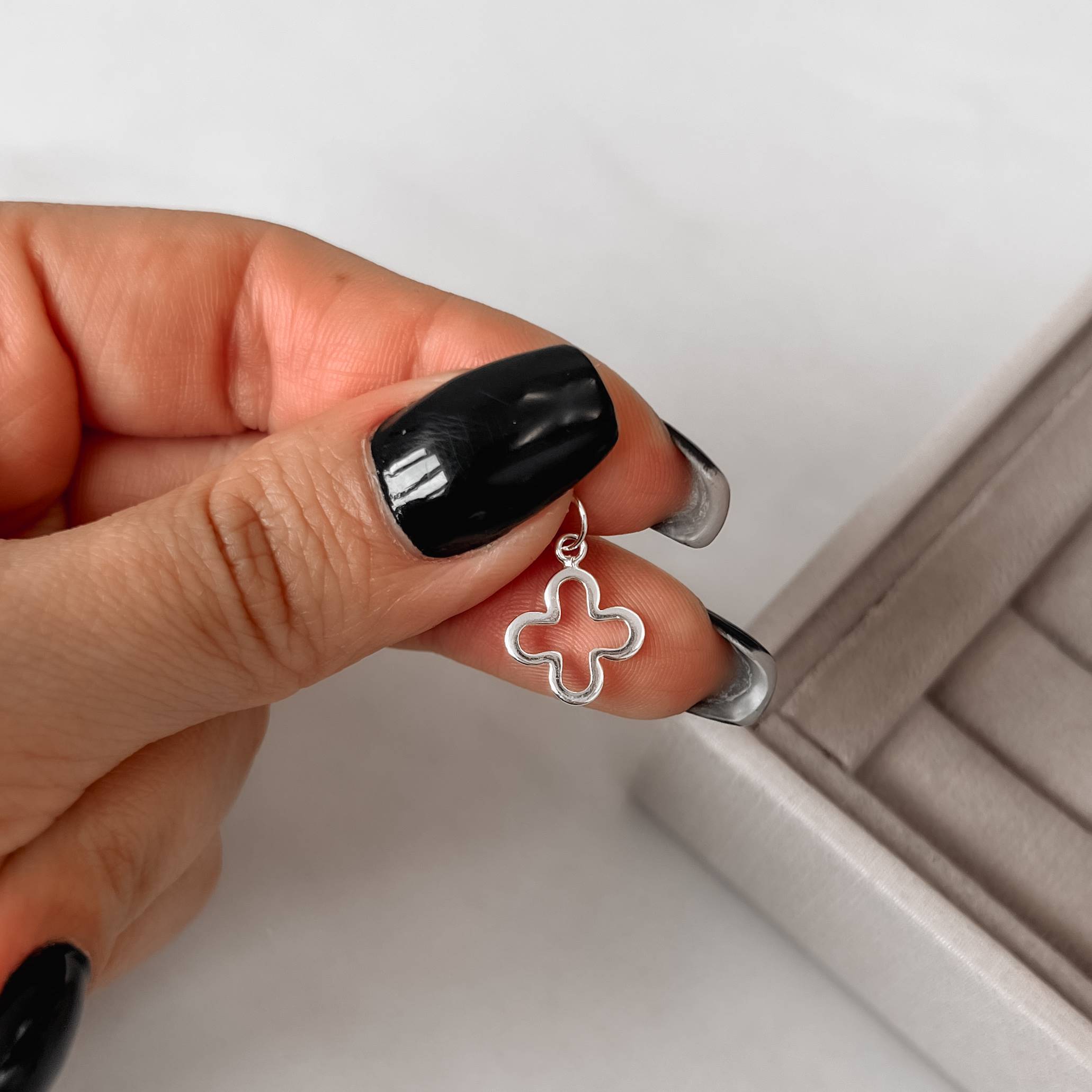 Pingente trevo vazado 11mm