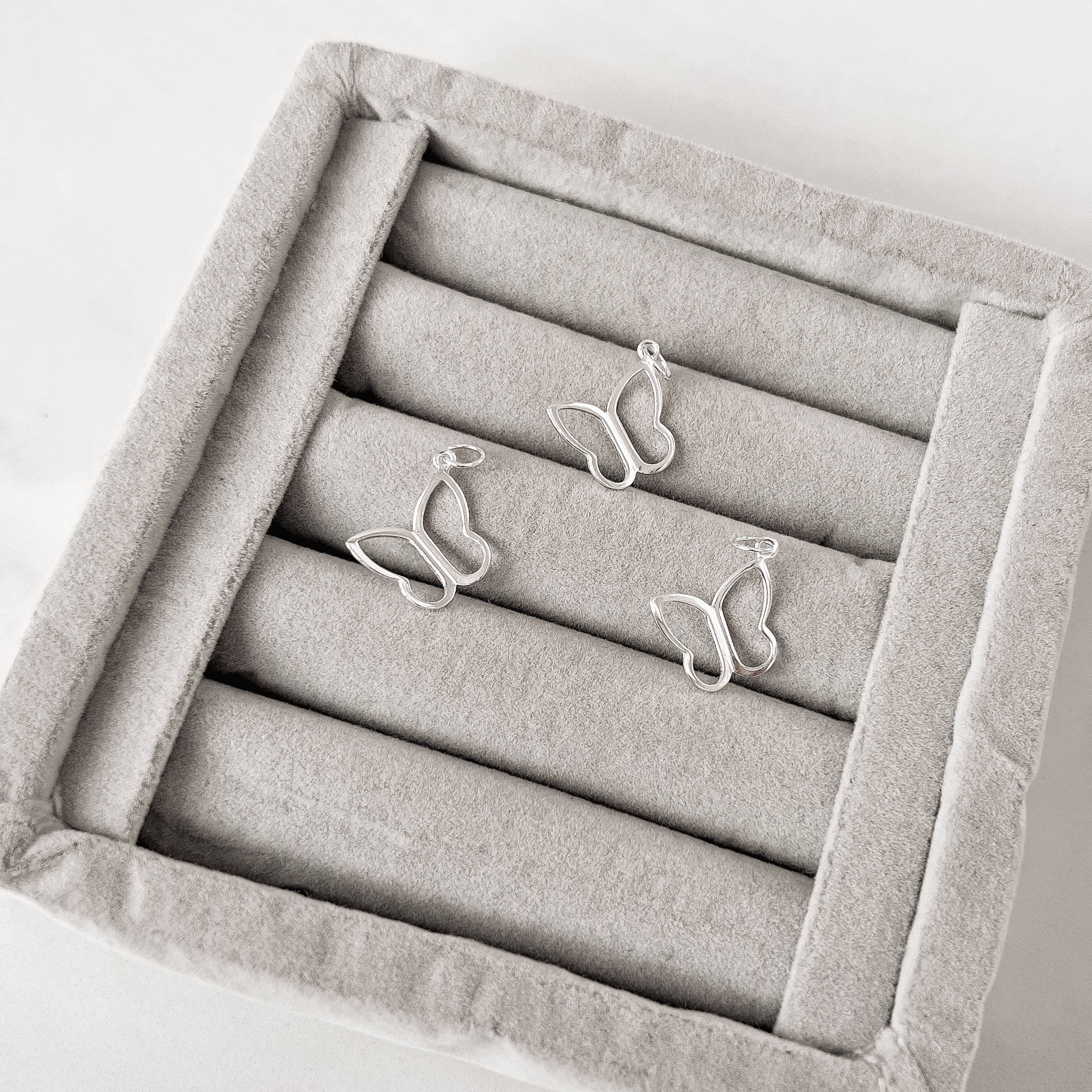 Pingente borboleta vazada de lado 15mm