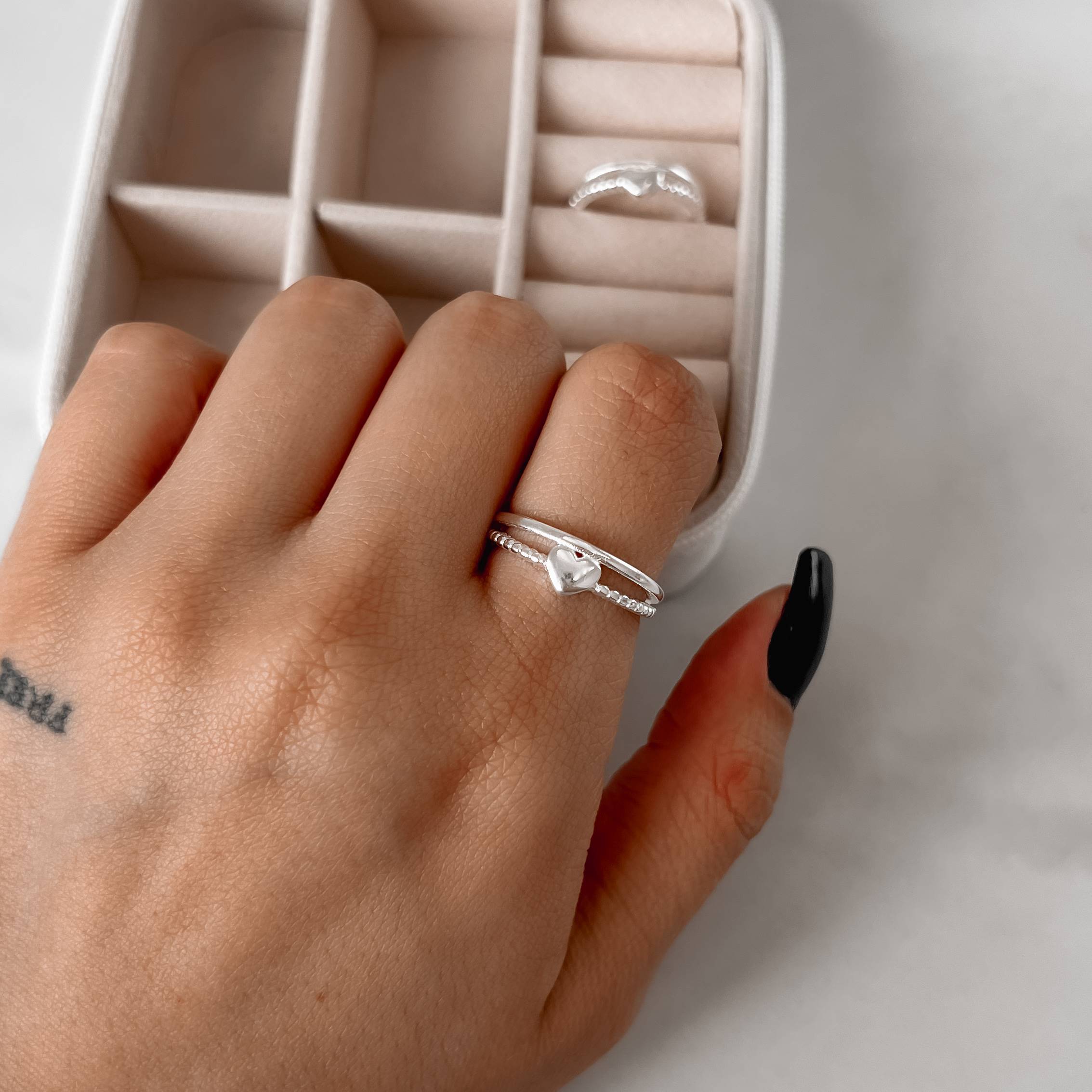 Imagem Secundária Anel fio duplo aliança e coração com bolinhas