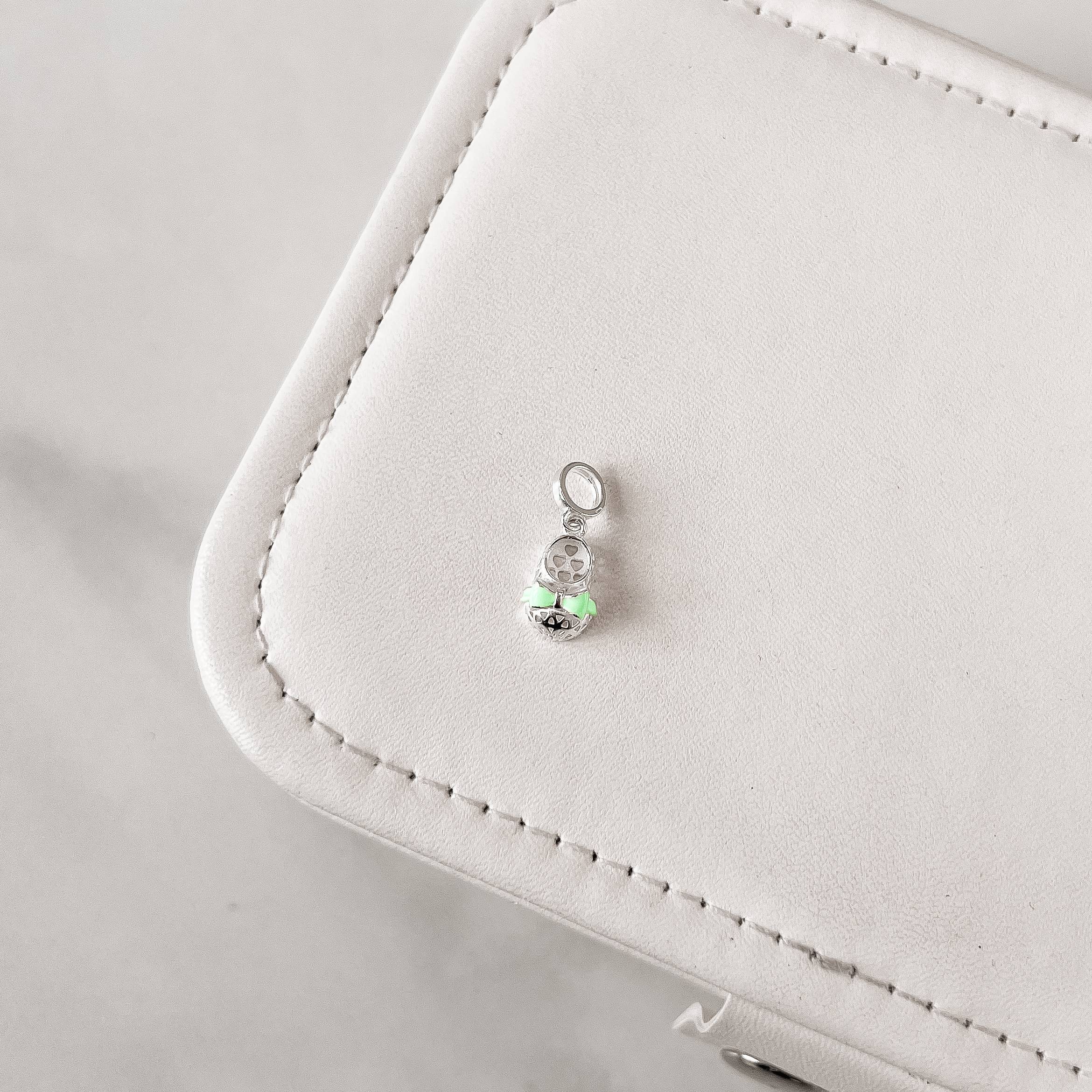 Berloque pingente sapatinho 3D 13mm resina verde