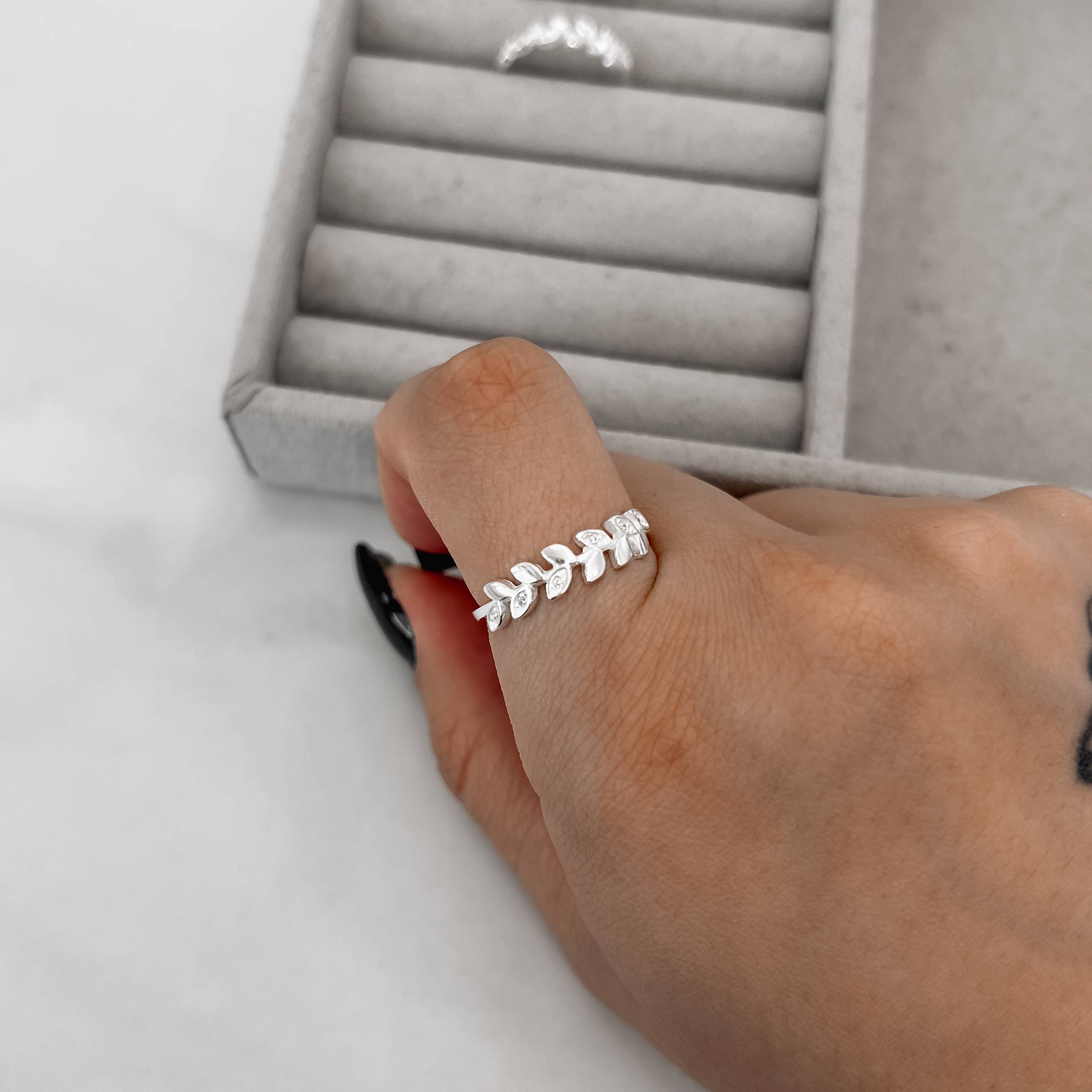 Imagem Anel hera lisa e cravejada