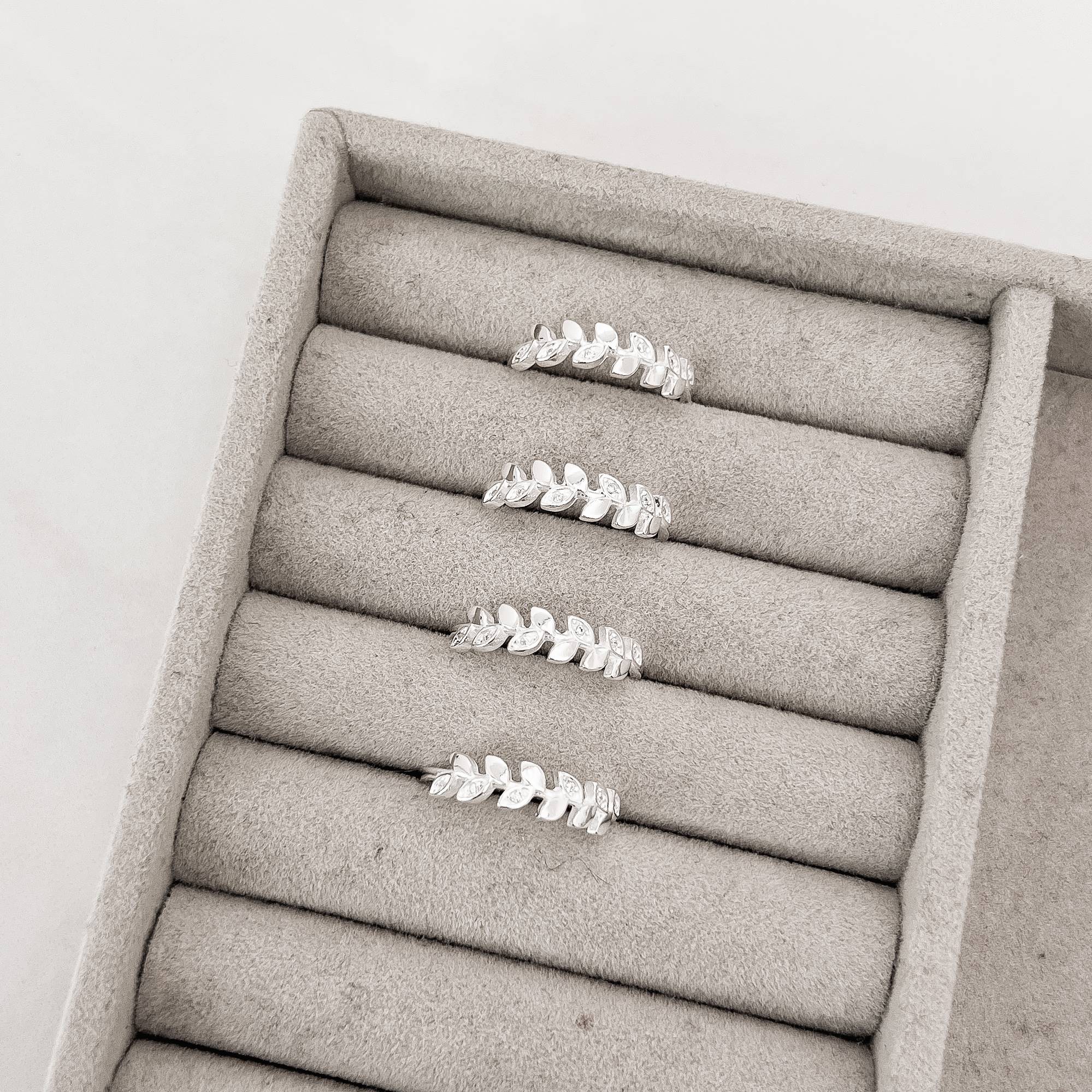 Imagem Secundária Anel hera lisa e cravejada