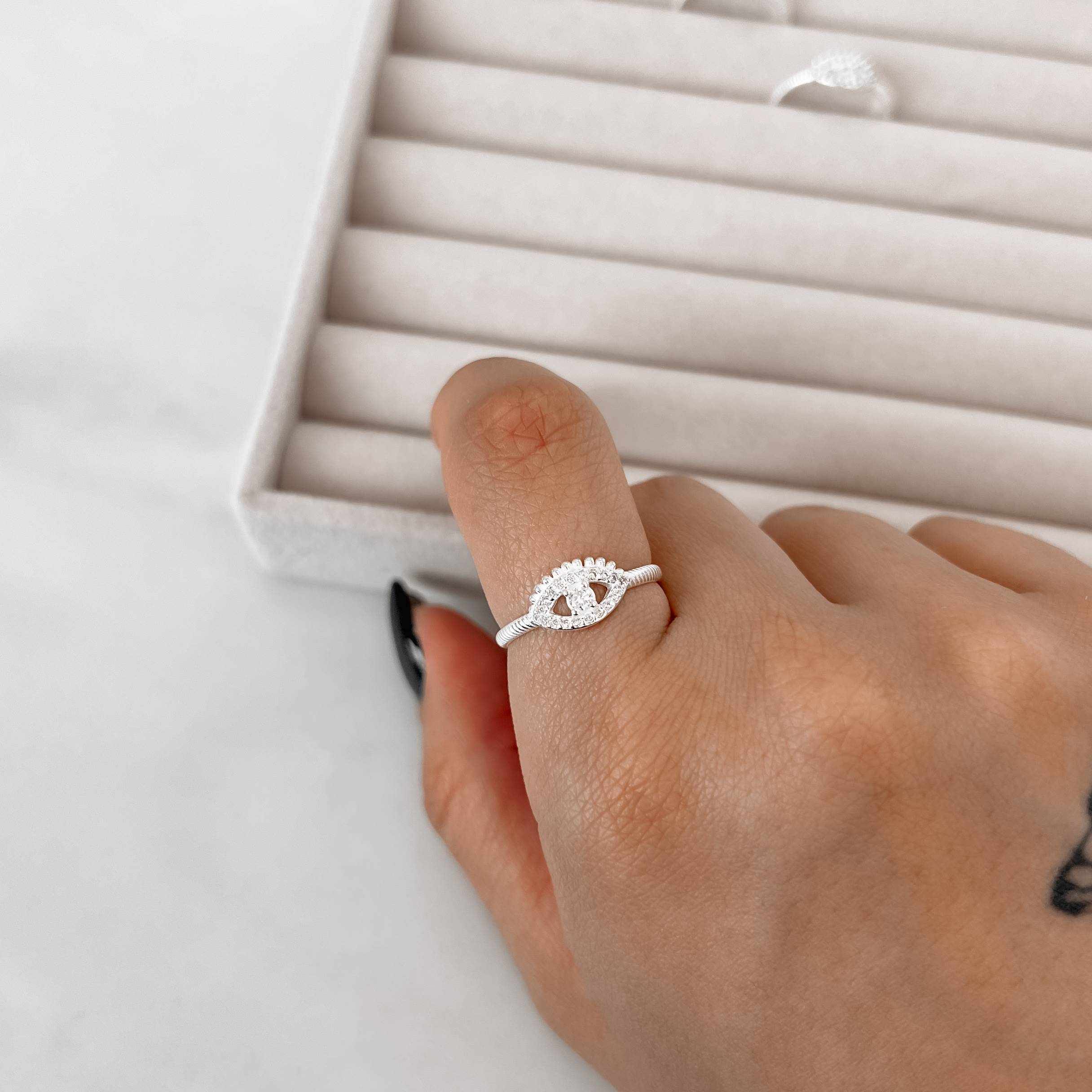 Imagem Secundária Anel olho cravejado detalhe riscado