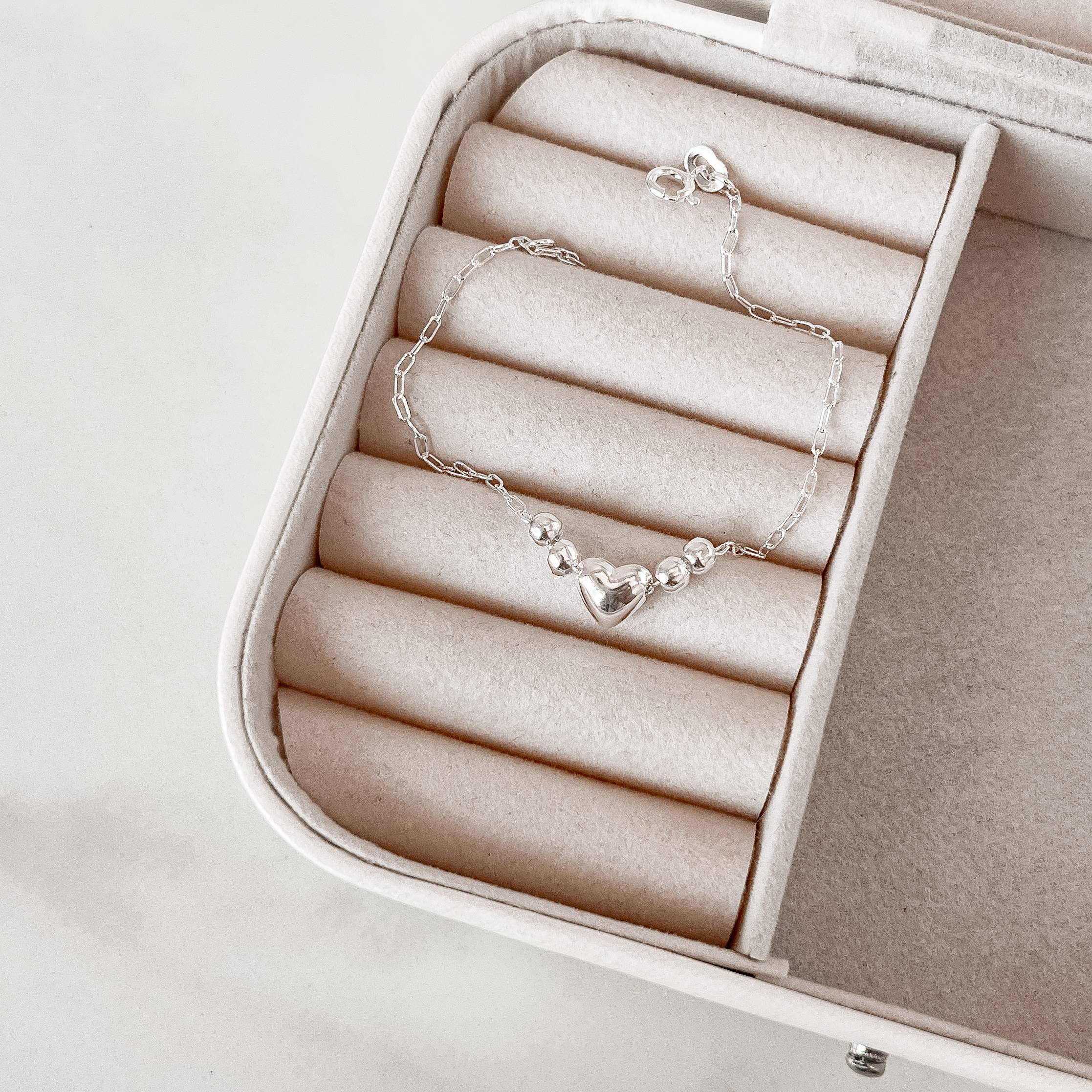 Pulseira entremeio coração 8mm com bolas corrente cartier