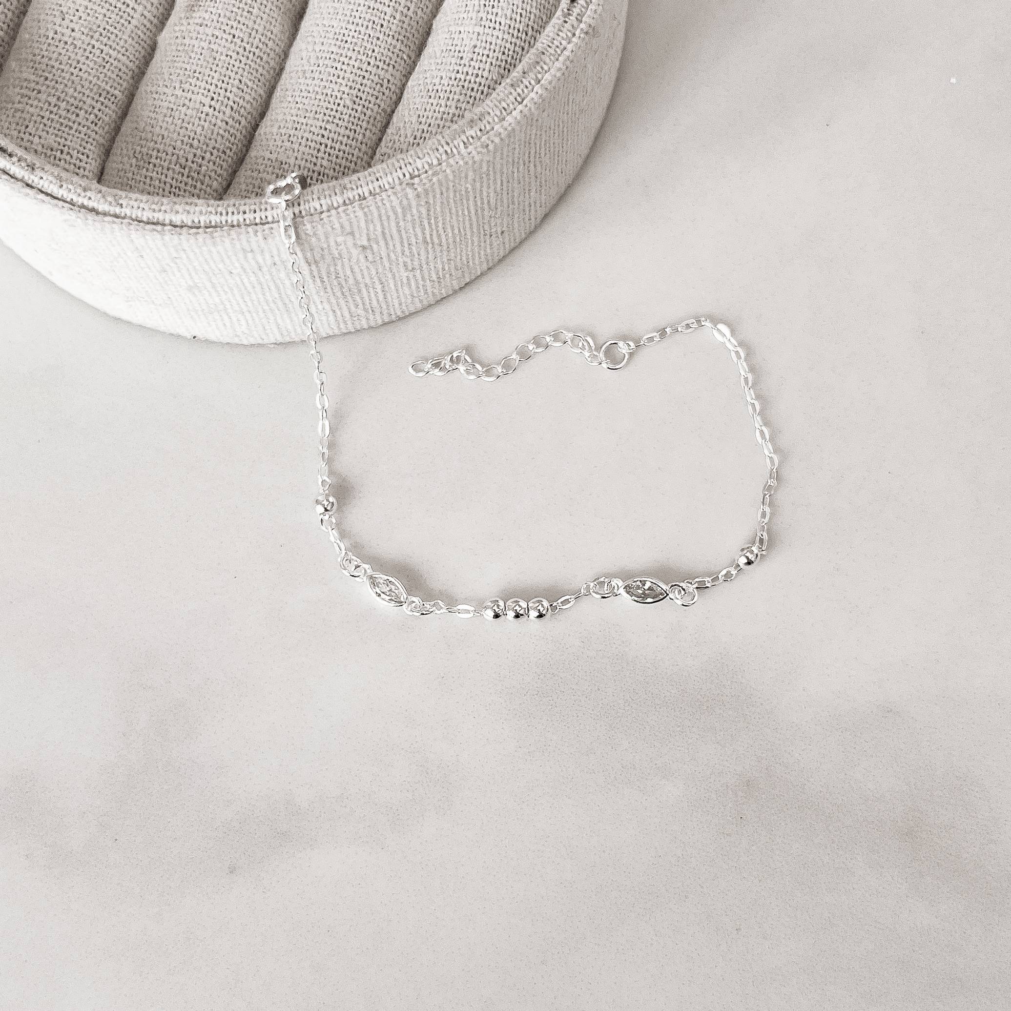 Pulseira entremeio bolas e zircônias navete