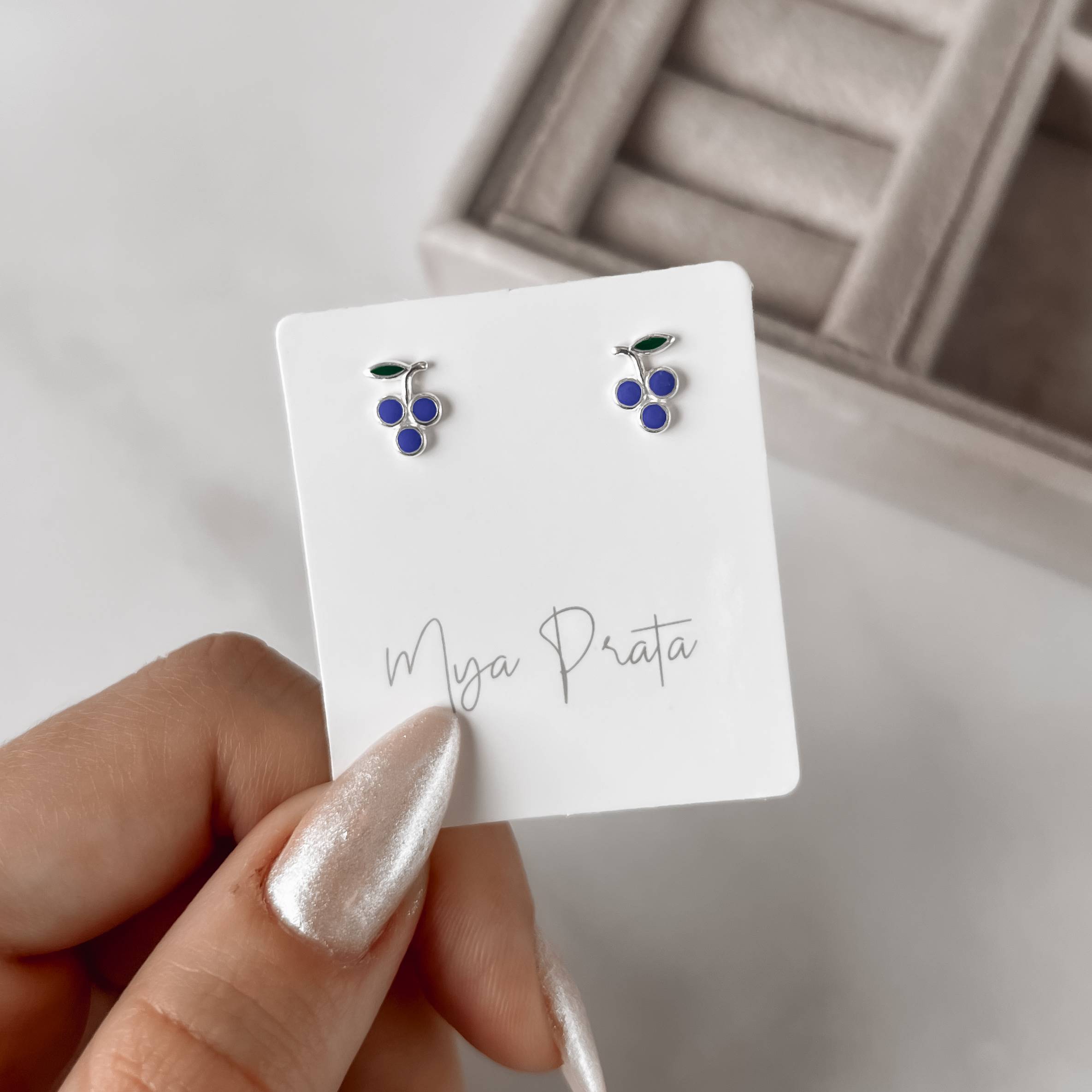 Imagem Secundária Brinco infantil cacho de uva resina 8mm tarraxa comum