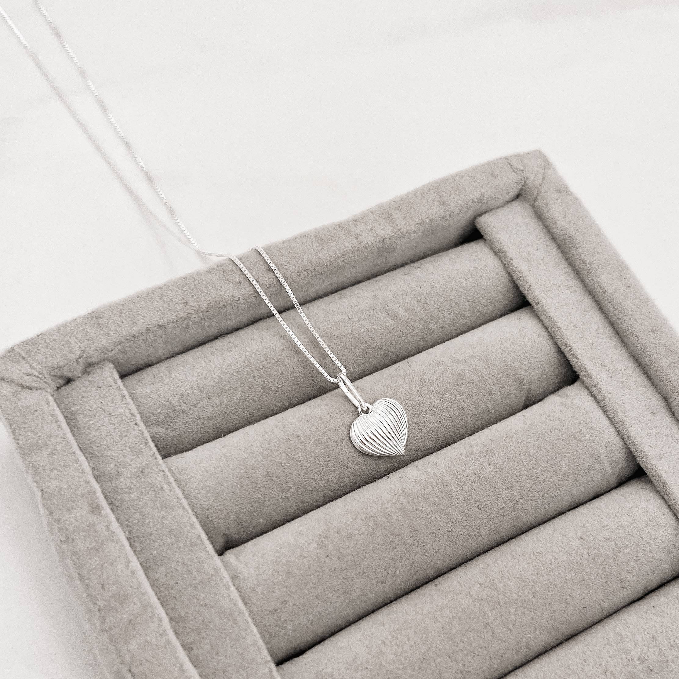 Colar pingente coração com vinco 11mm 45cm