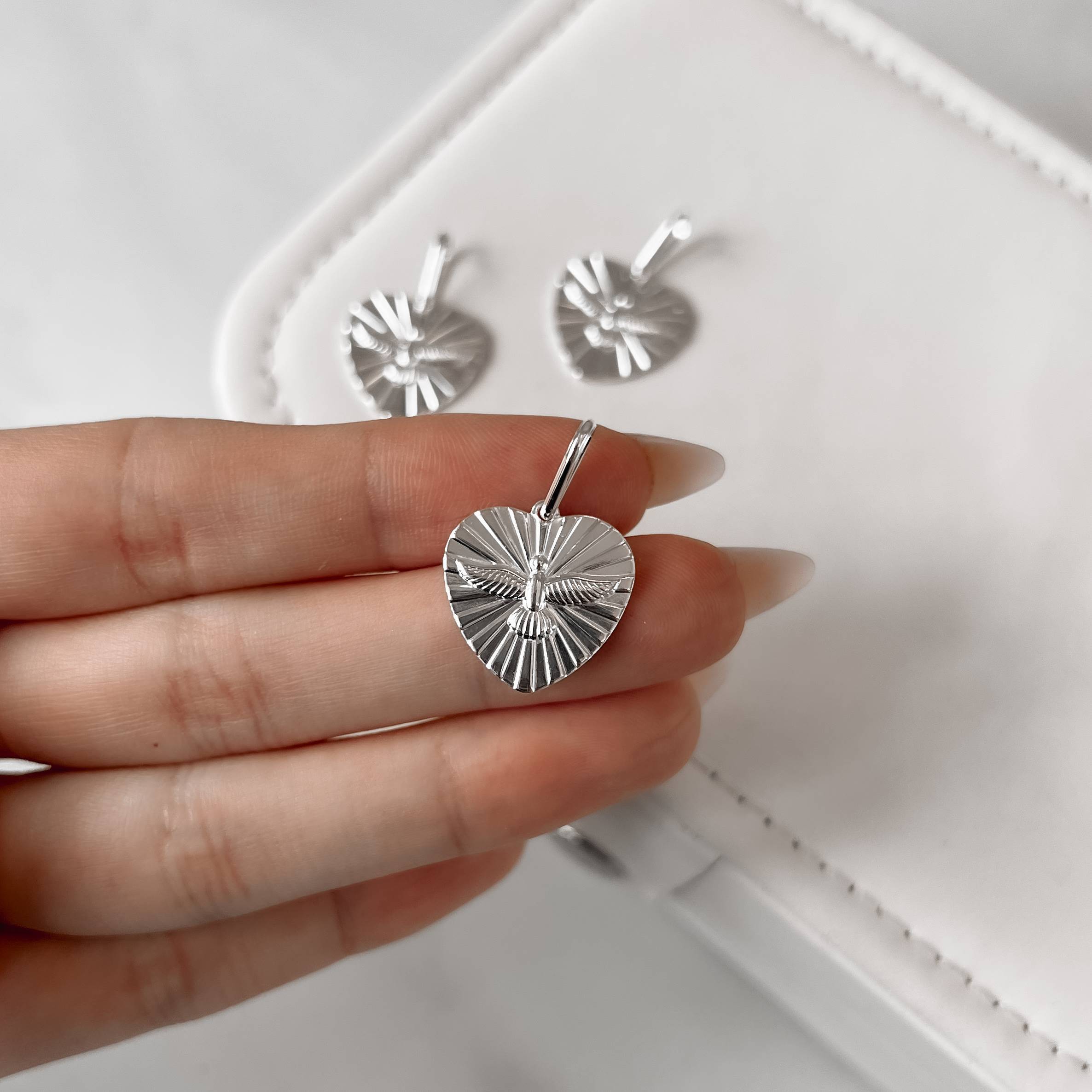 Pingente coração Espírito Santo com vinco 17mm