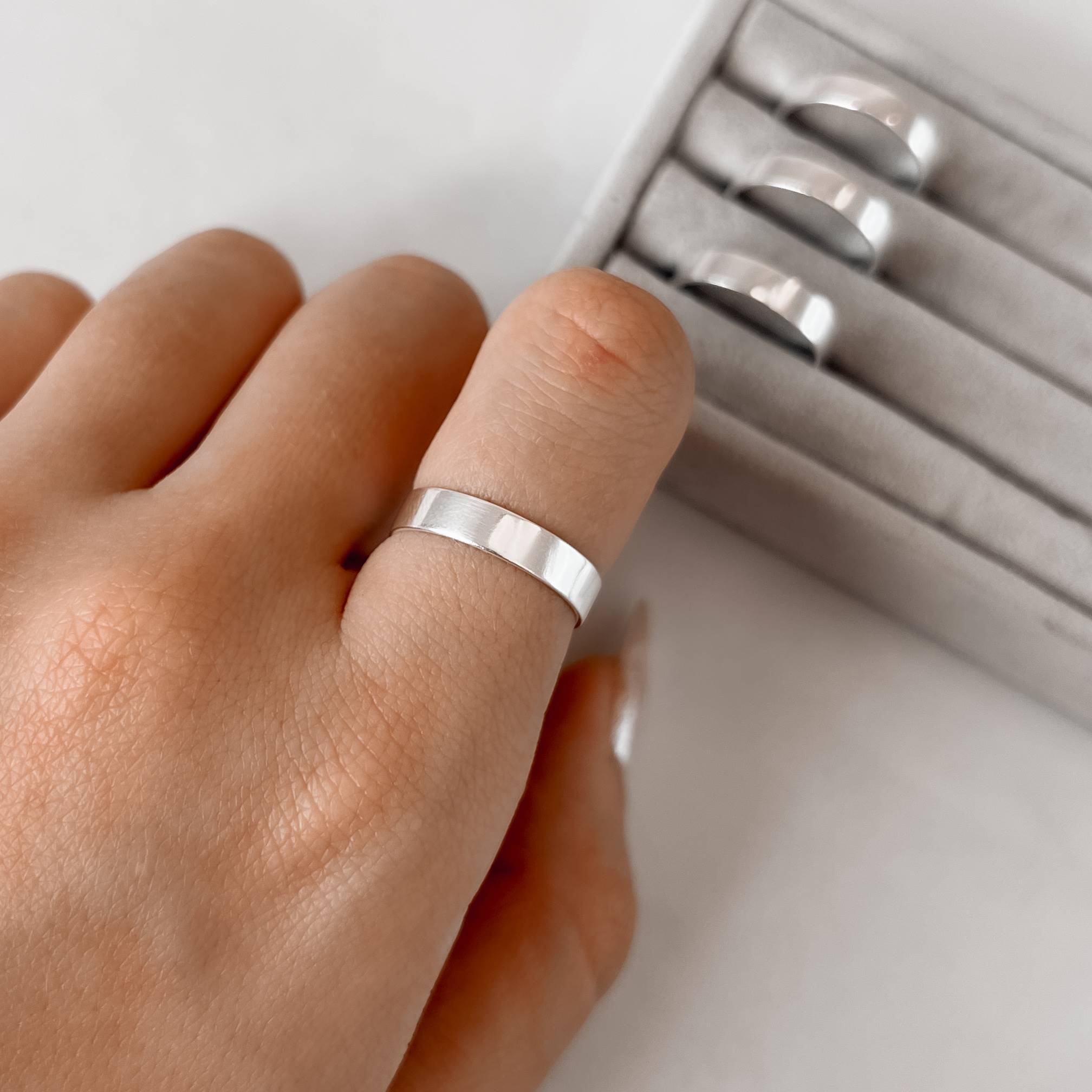 Imagem Secundária Anel aliança fio achatado 4mm