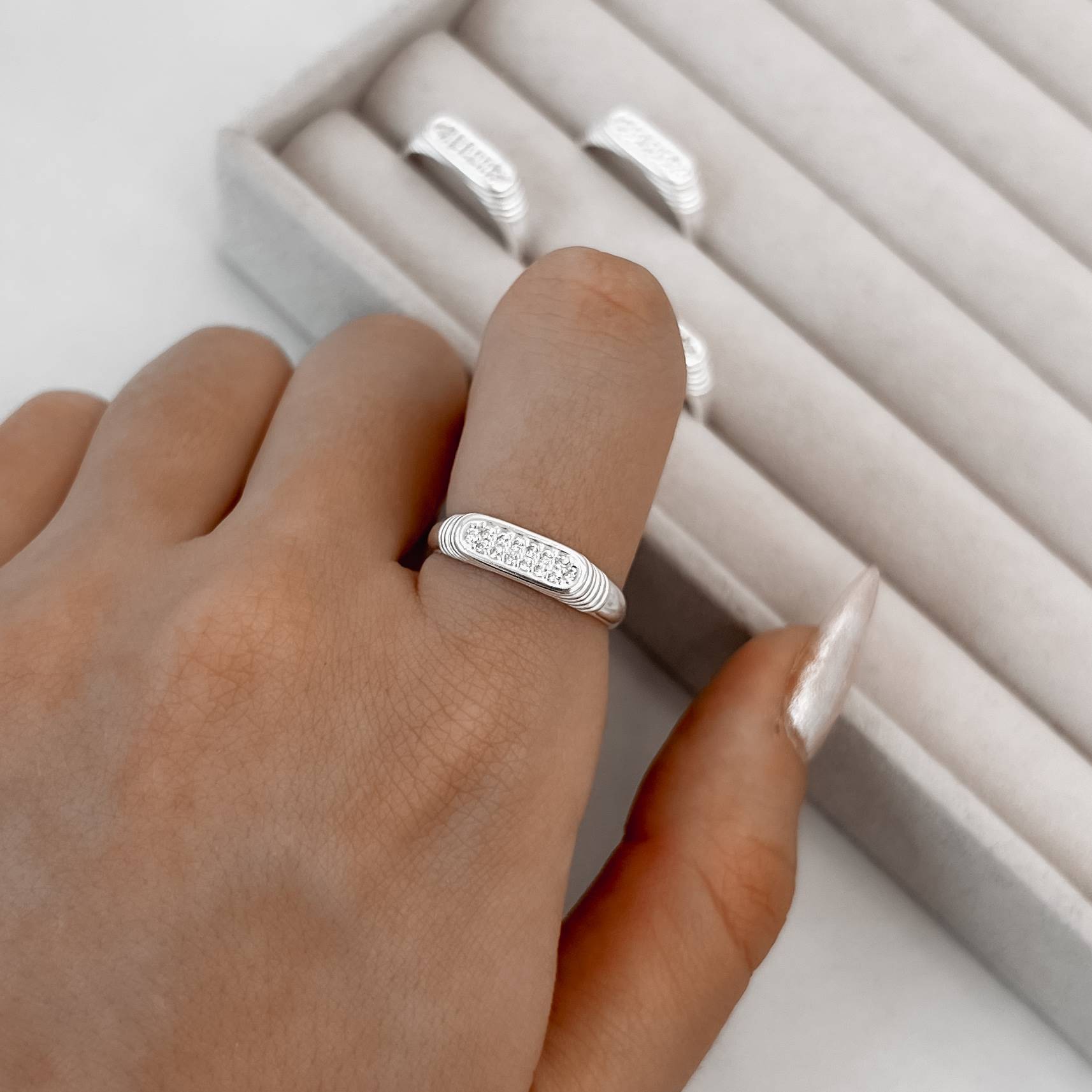 Imagem Anel reto cravejado detalhe riscado