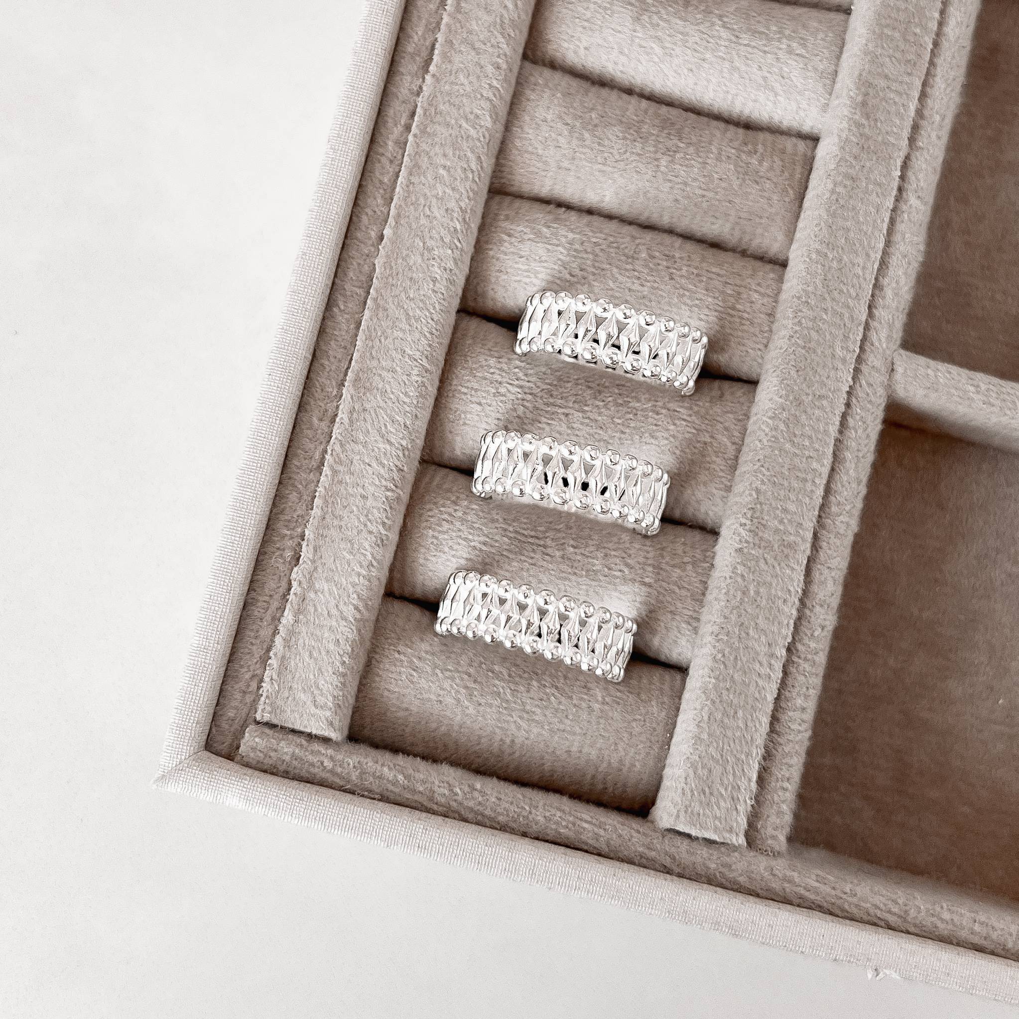 Imagem Anel largo fio bolinhas trabalhado