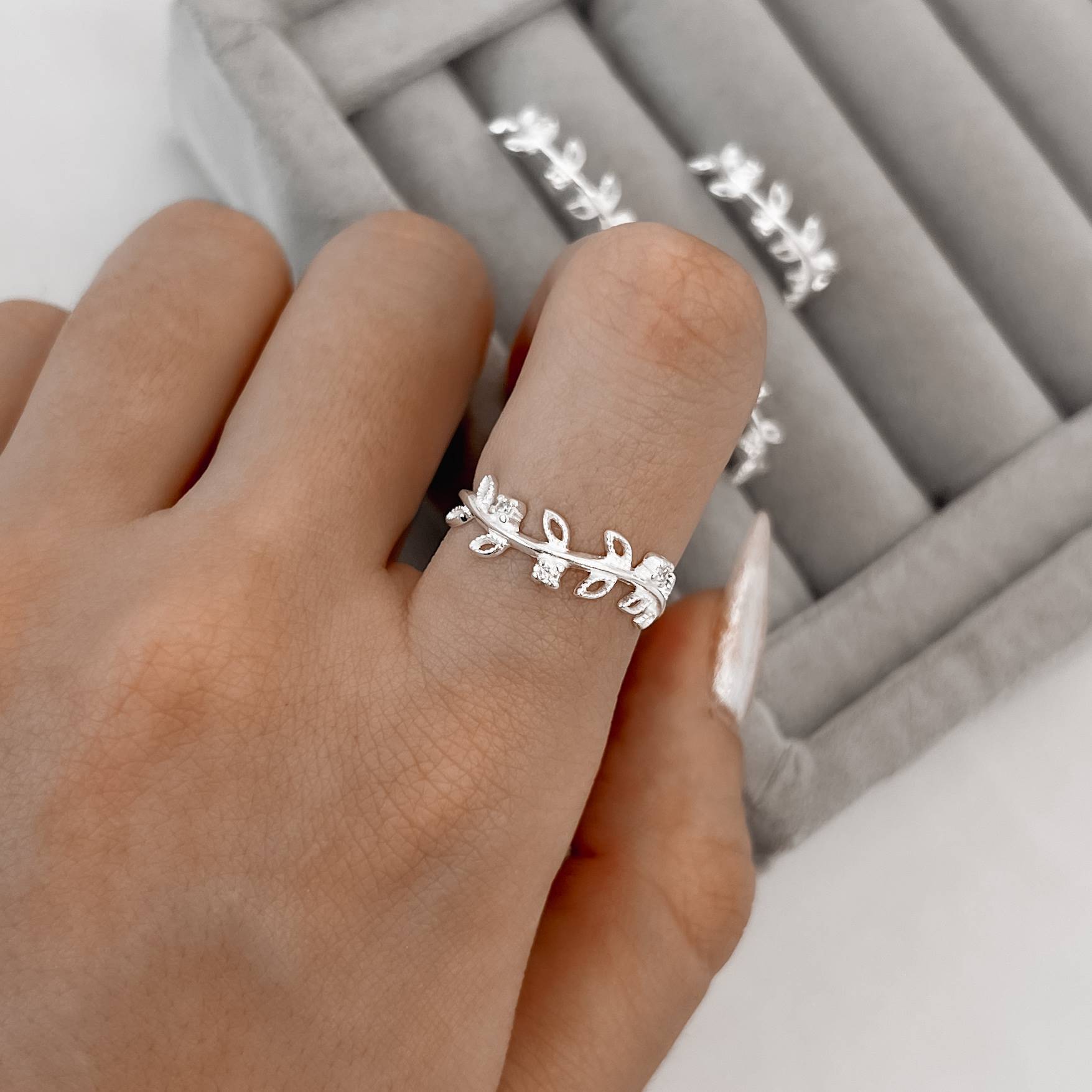 Imagem Secundária Anel ondulado hera com zircônias