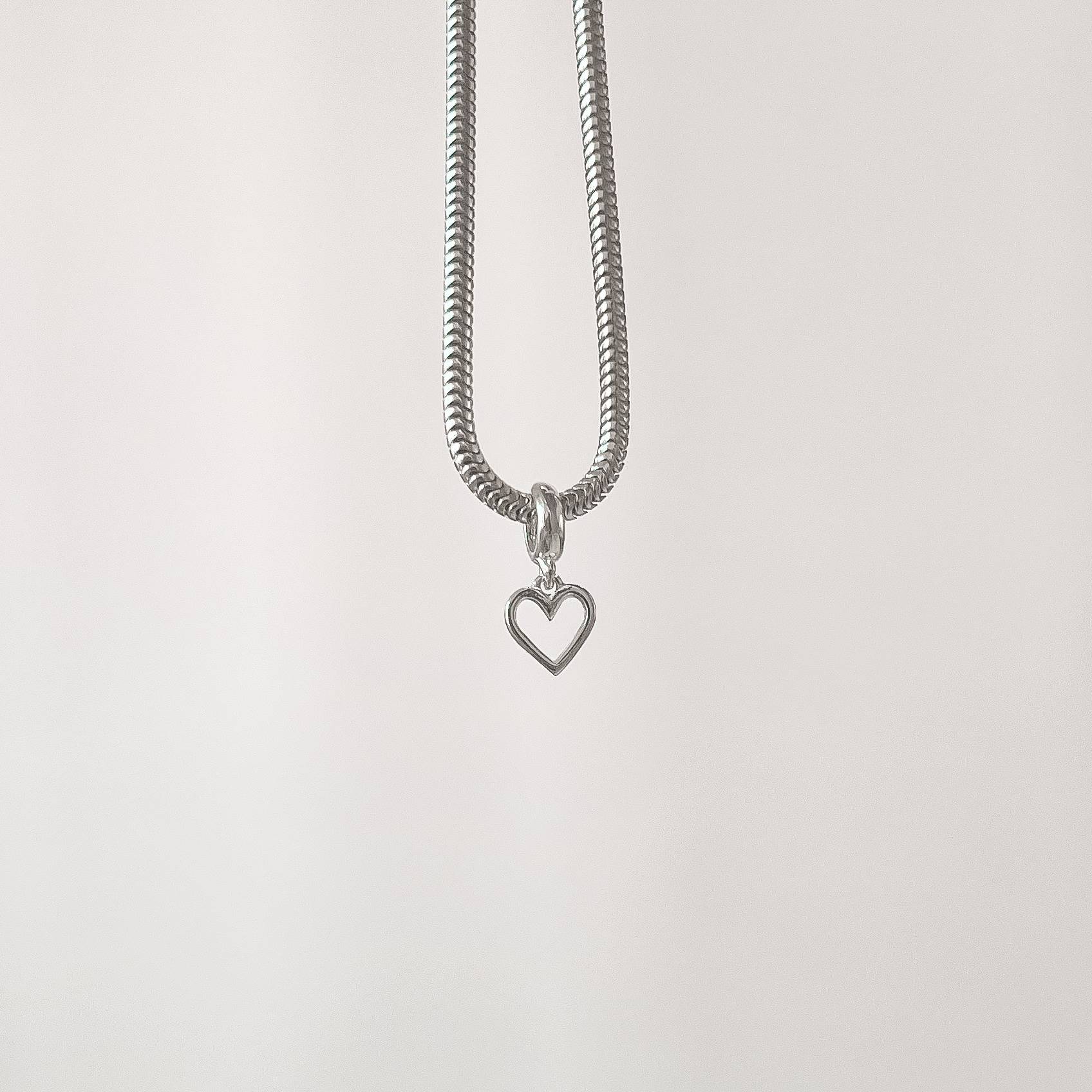 Berloque pingente coração vazado 7mm