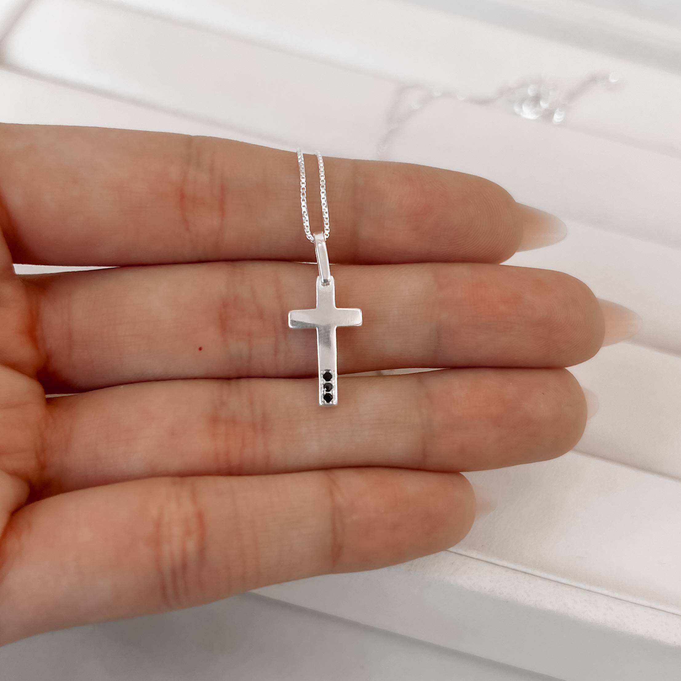 Imagem Colar pingente cruz com zircônias ônix 17mm 45cm