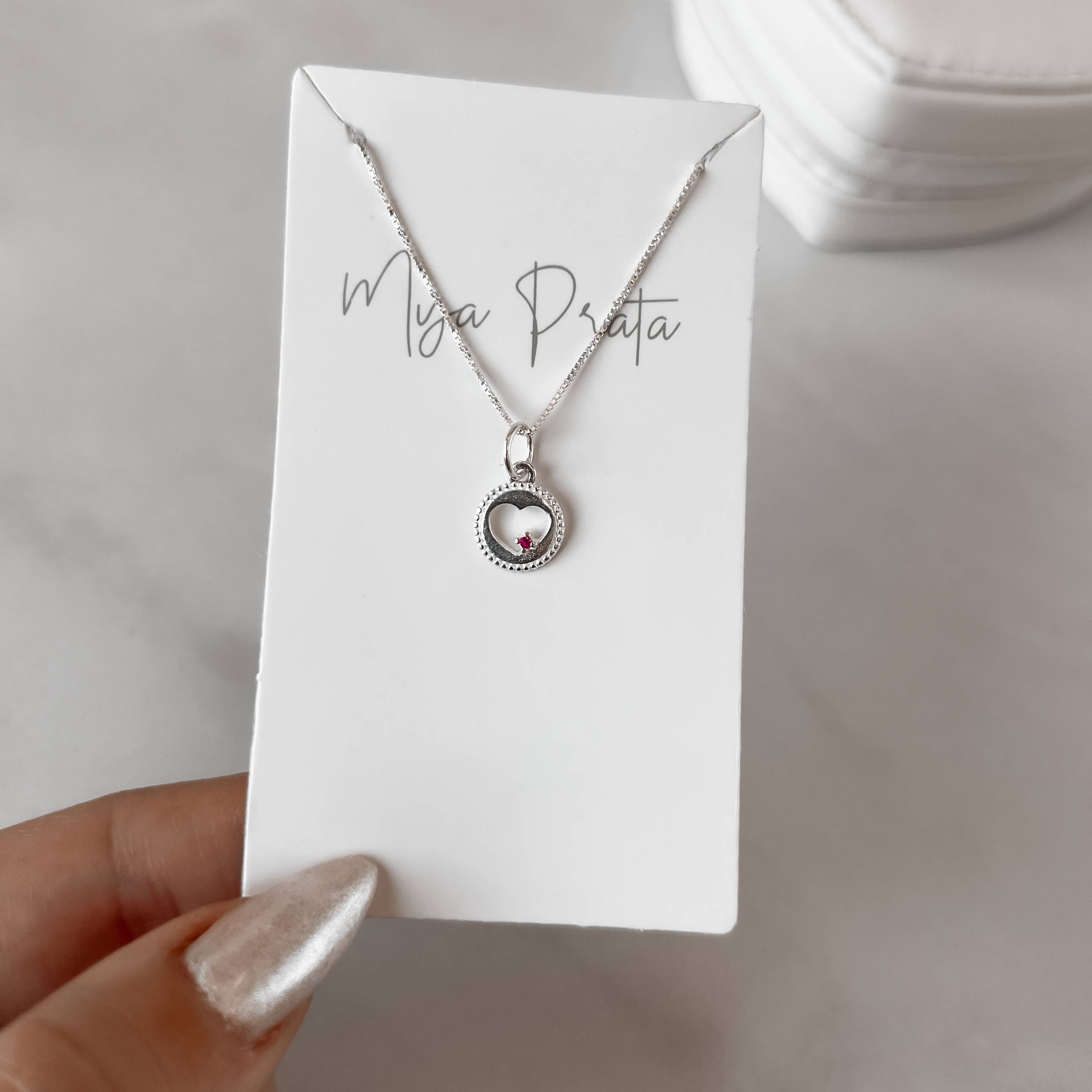 Imagem Colar pingente medalha coração vazado com zircônia rosa 10mm 40cm