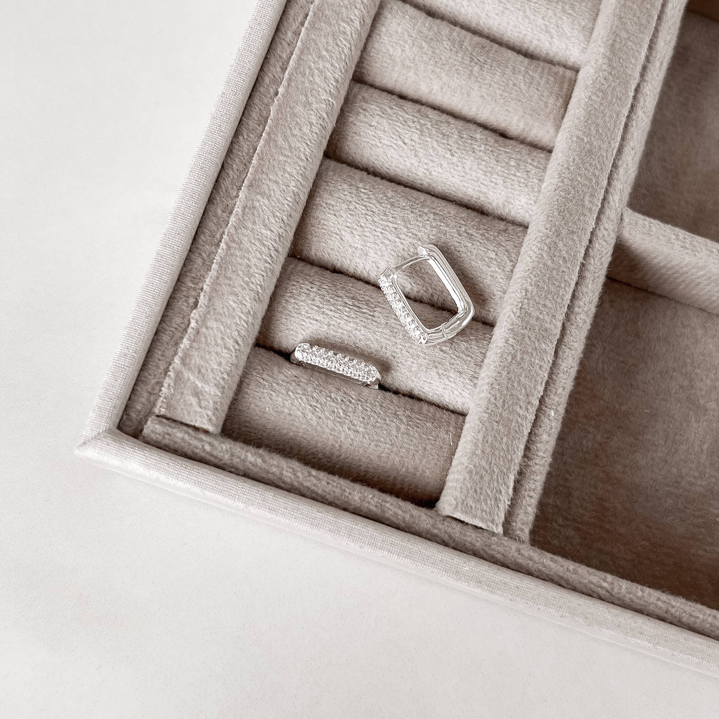 Imagem Argola click retangular cravejada 11mm