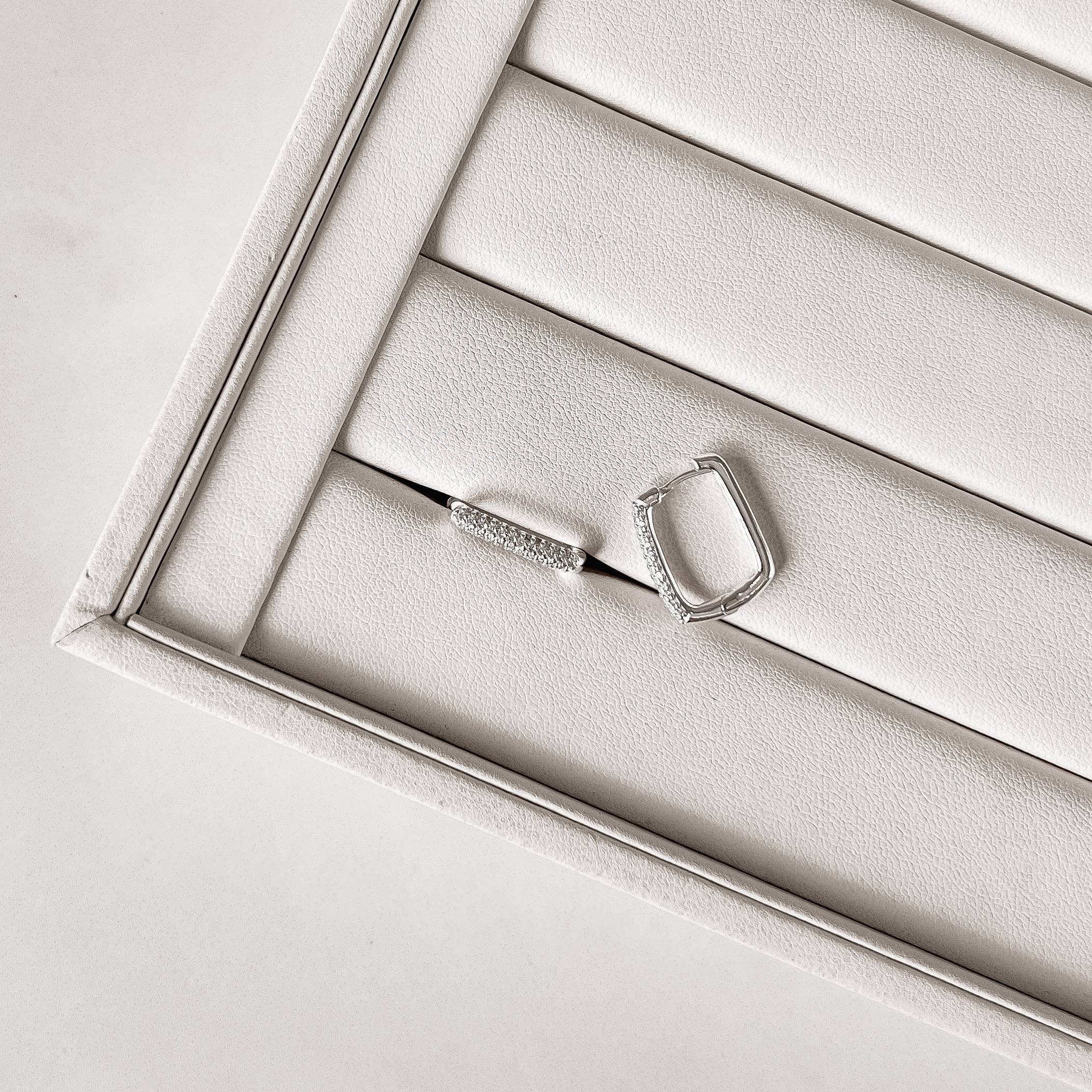 Imagem Argola click retangular cravejada 17mm