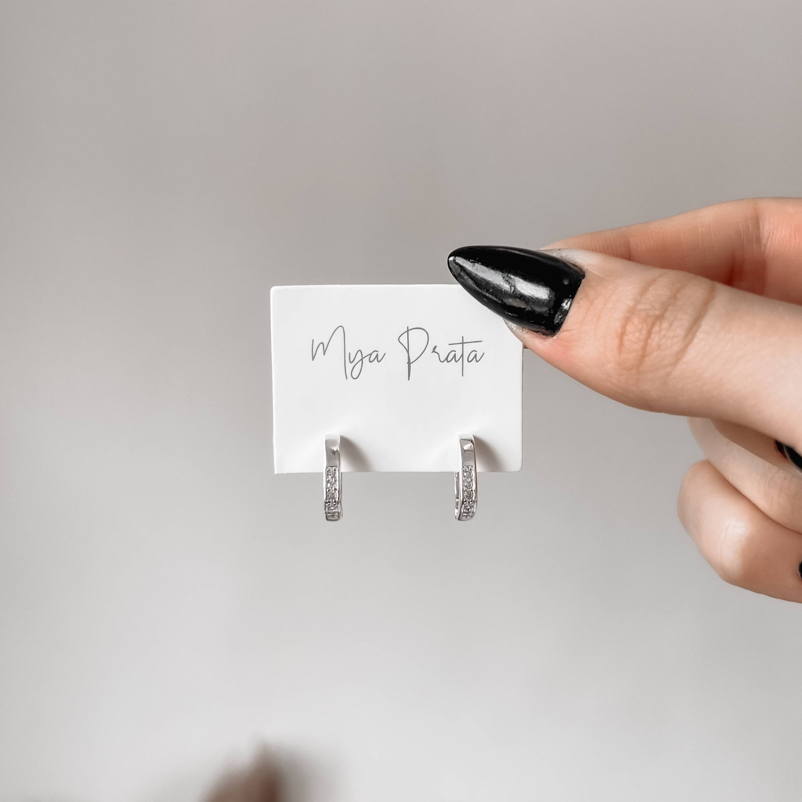 Imagem Argola click quadrada cravejada 12mm