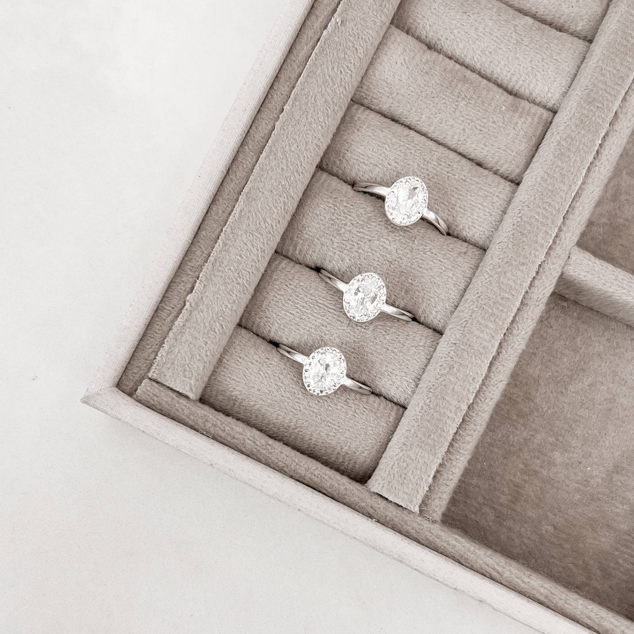 Imagem Anel solitário oval cravejado