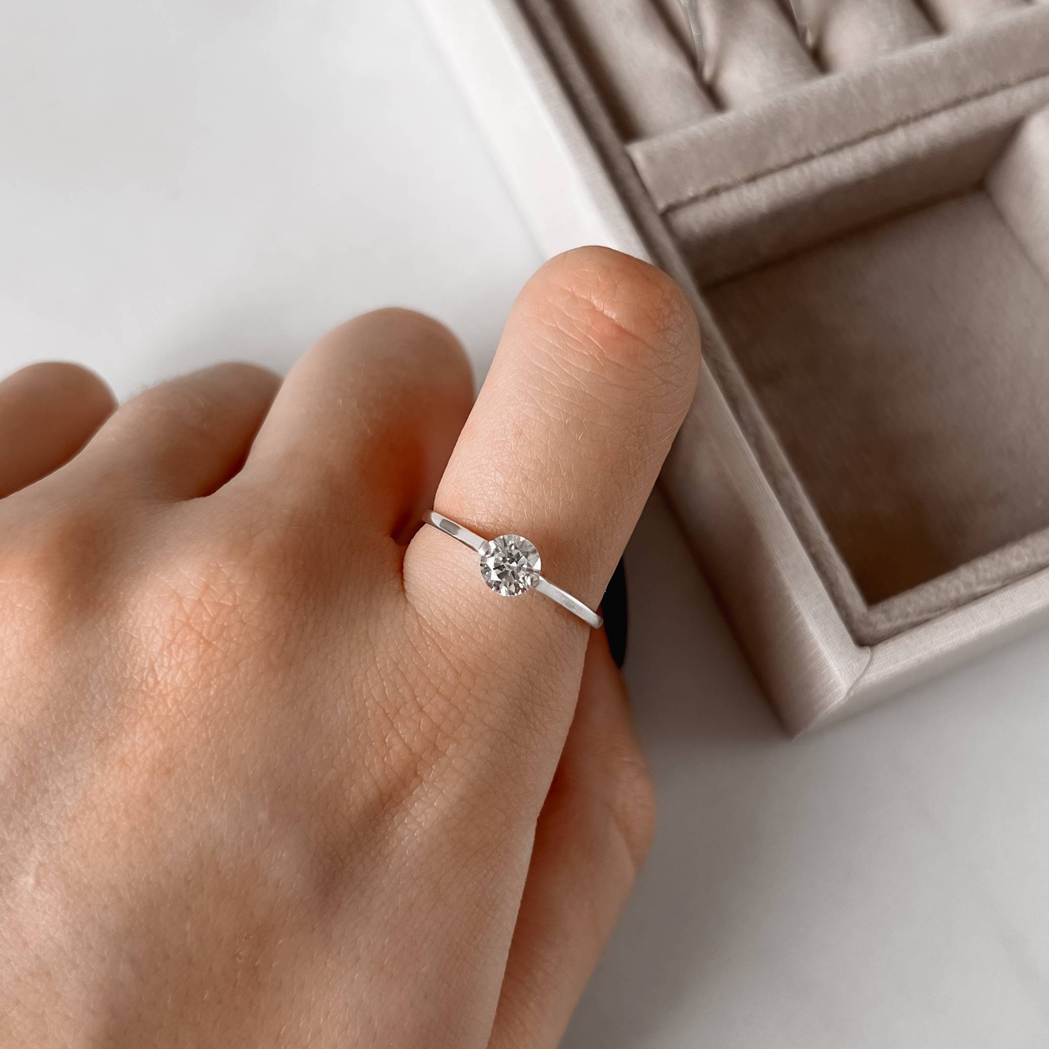 Imagem Anel solitário 2 garras zircônia 5mm