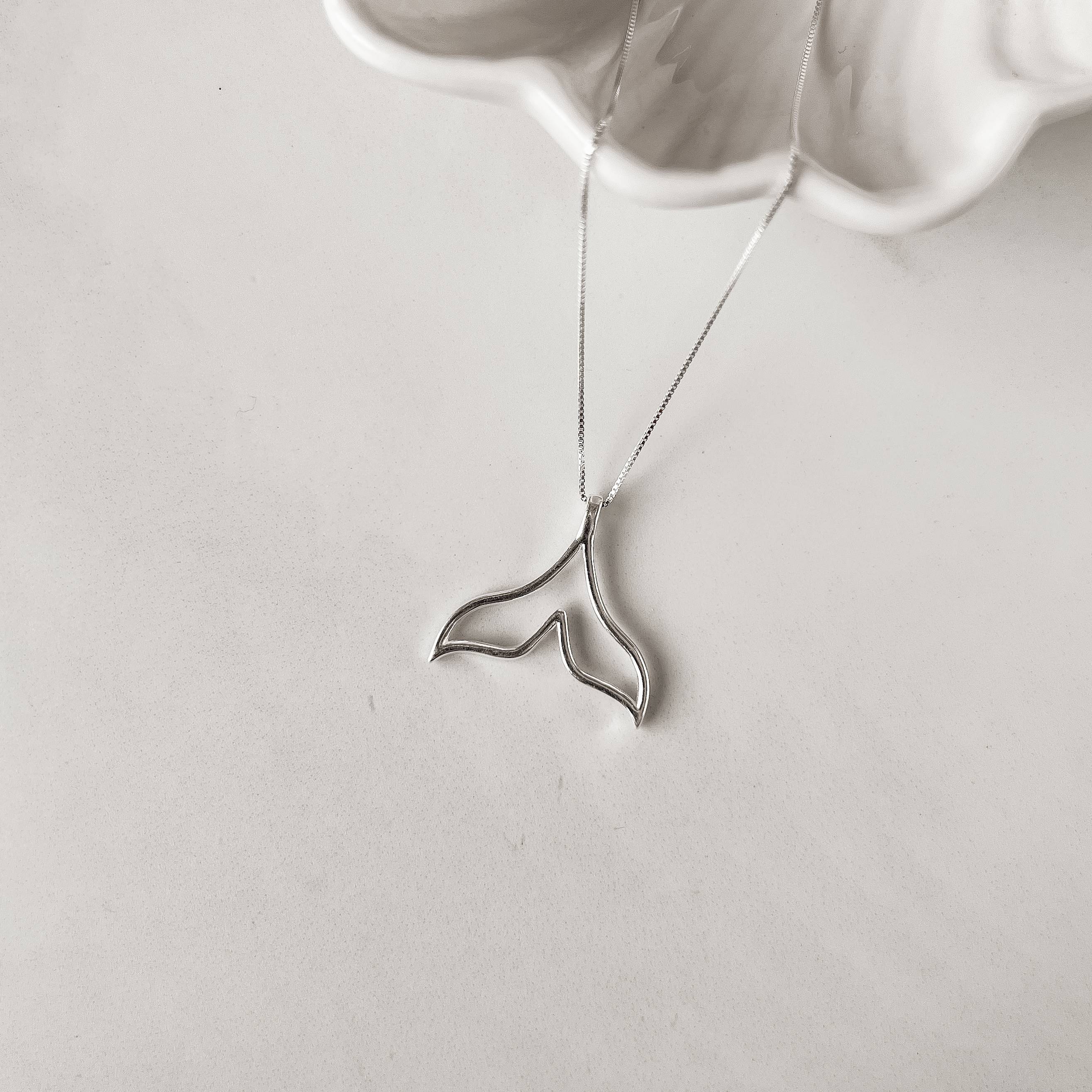 Colar pingente sereia vazada 27mm 45cm