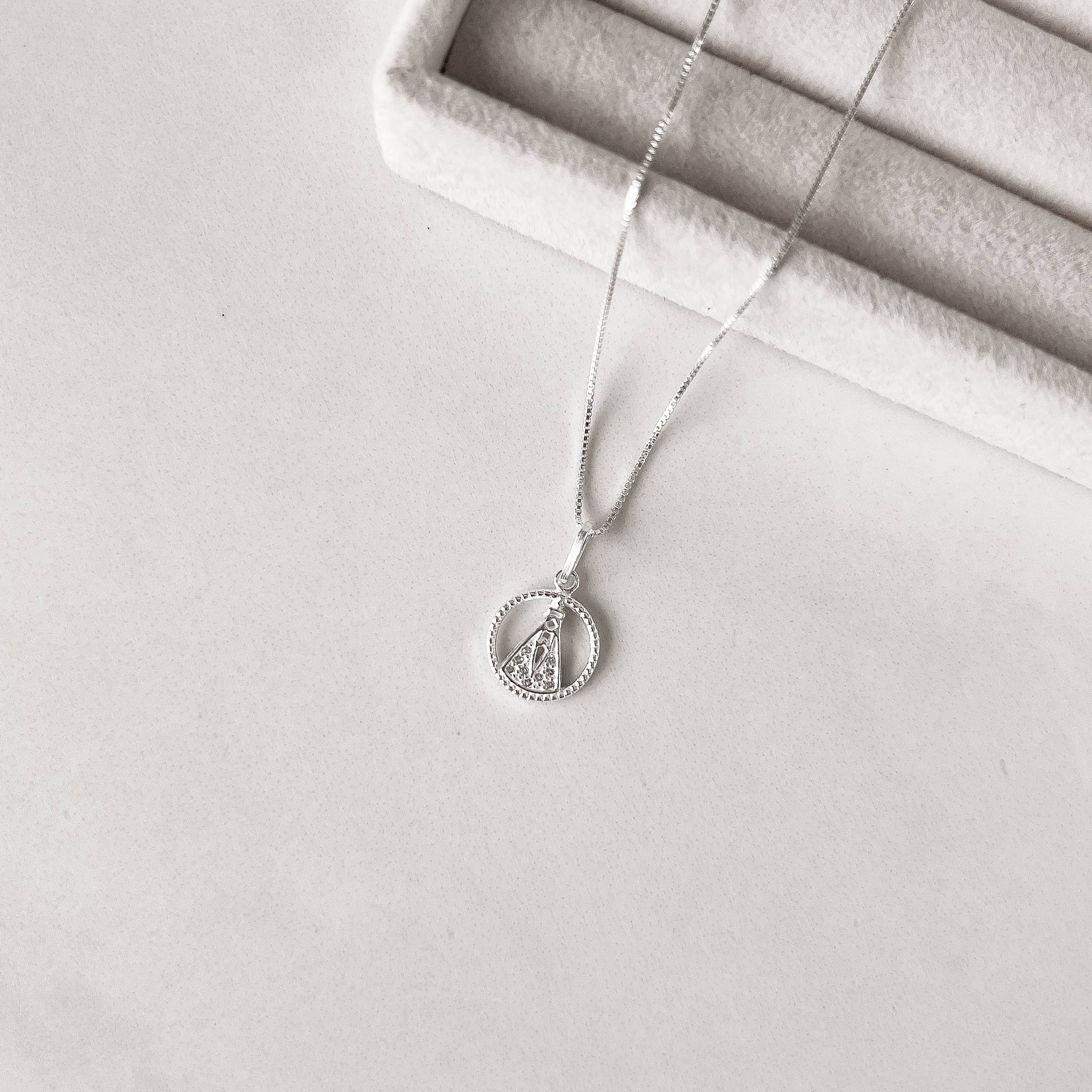 Imagem Secundária Colar pingente medalha vazada Nsa. Sra. Aparecida cravejada 12mm 45cm