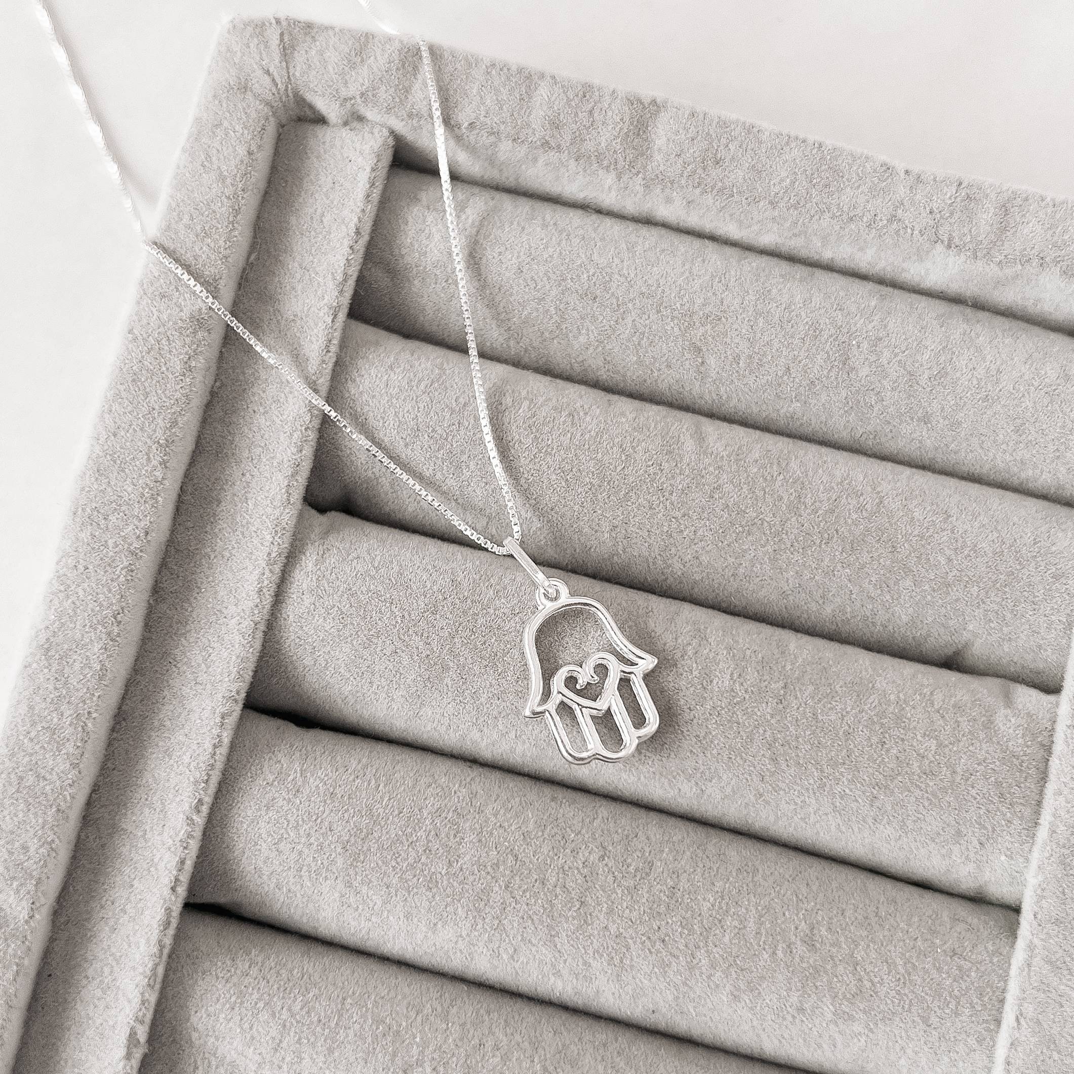 Imagem Colar pingente mão detalhe coração 12mm 45cm