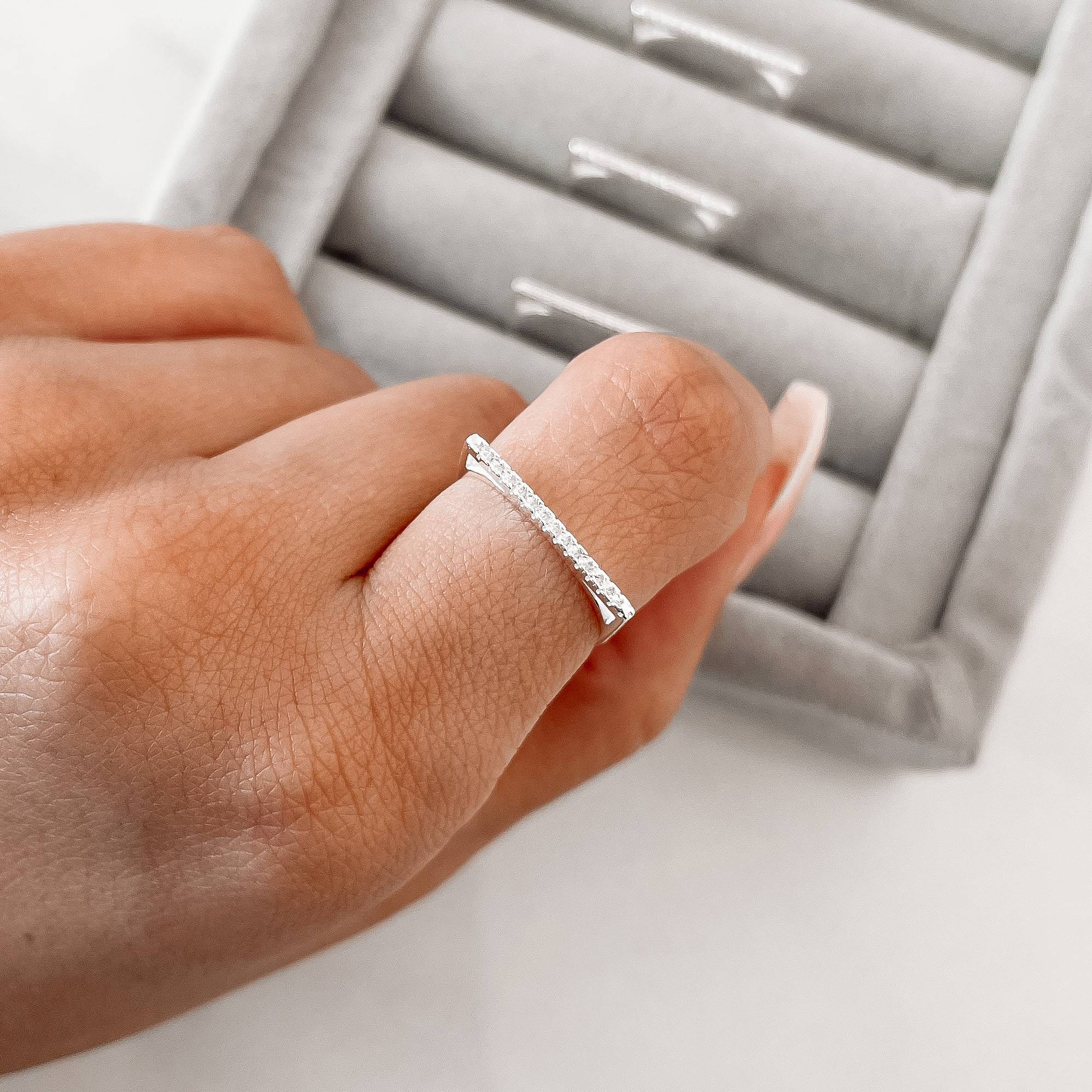 Imagem Secundária Anel reto cravejado detalhe vazado