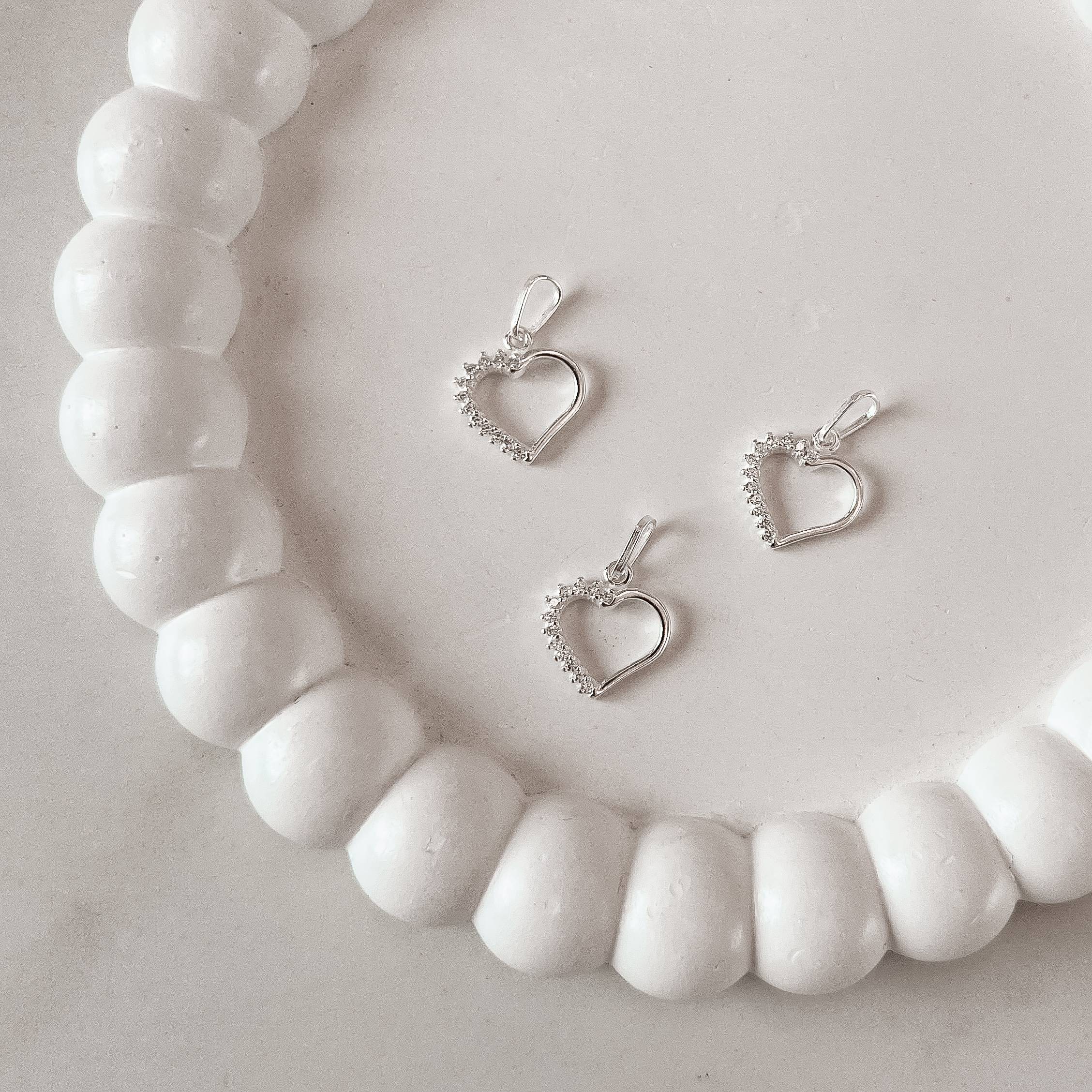 Pingente coração vazado metade cravejado 12mm