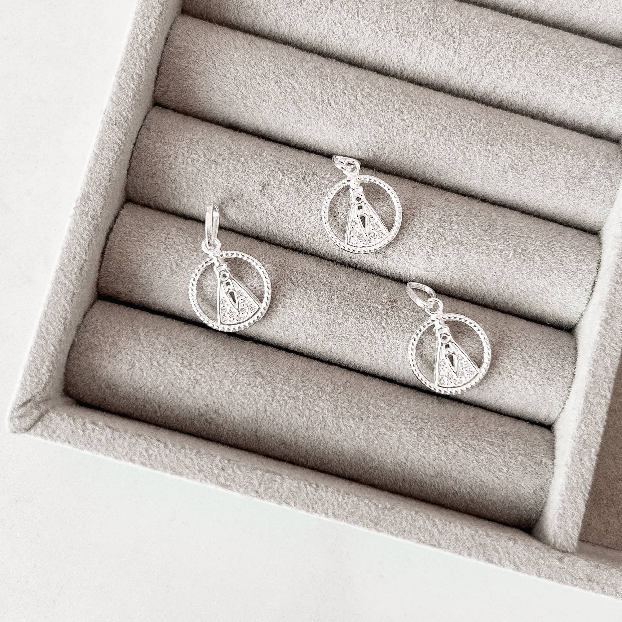 Pingente medalha vazada Nsa. Sra. Aparecida cravejada 12mm