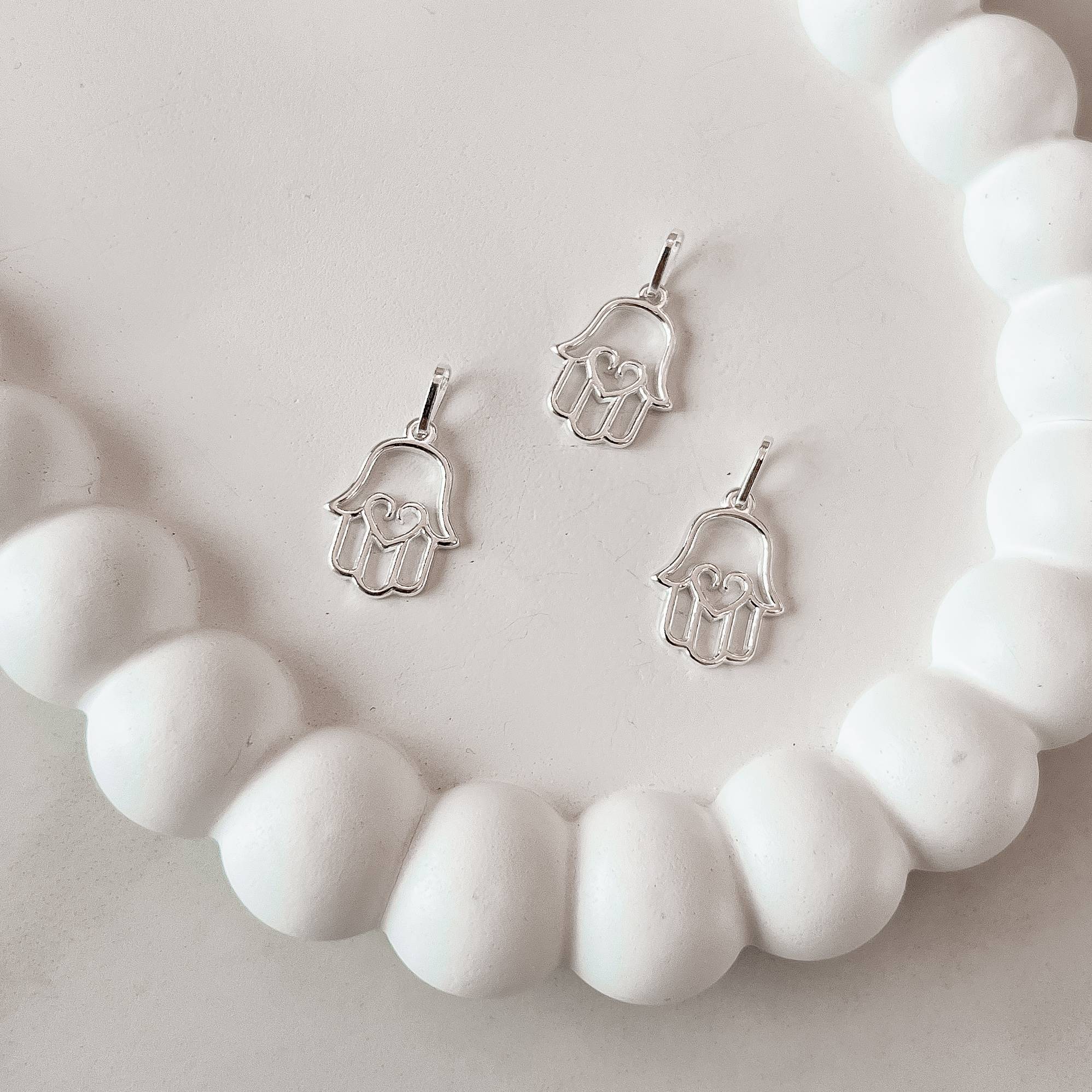 Pingente mão detalhe coração 12mm