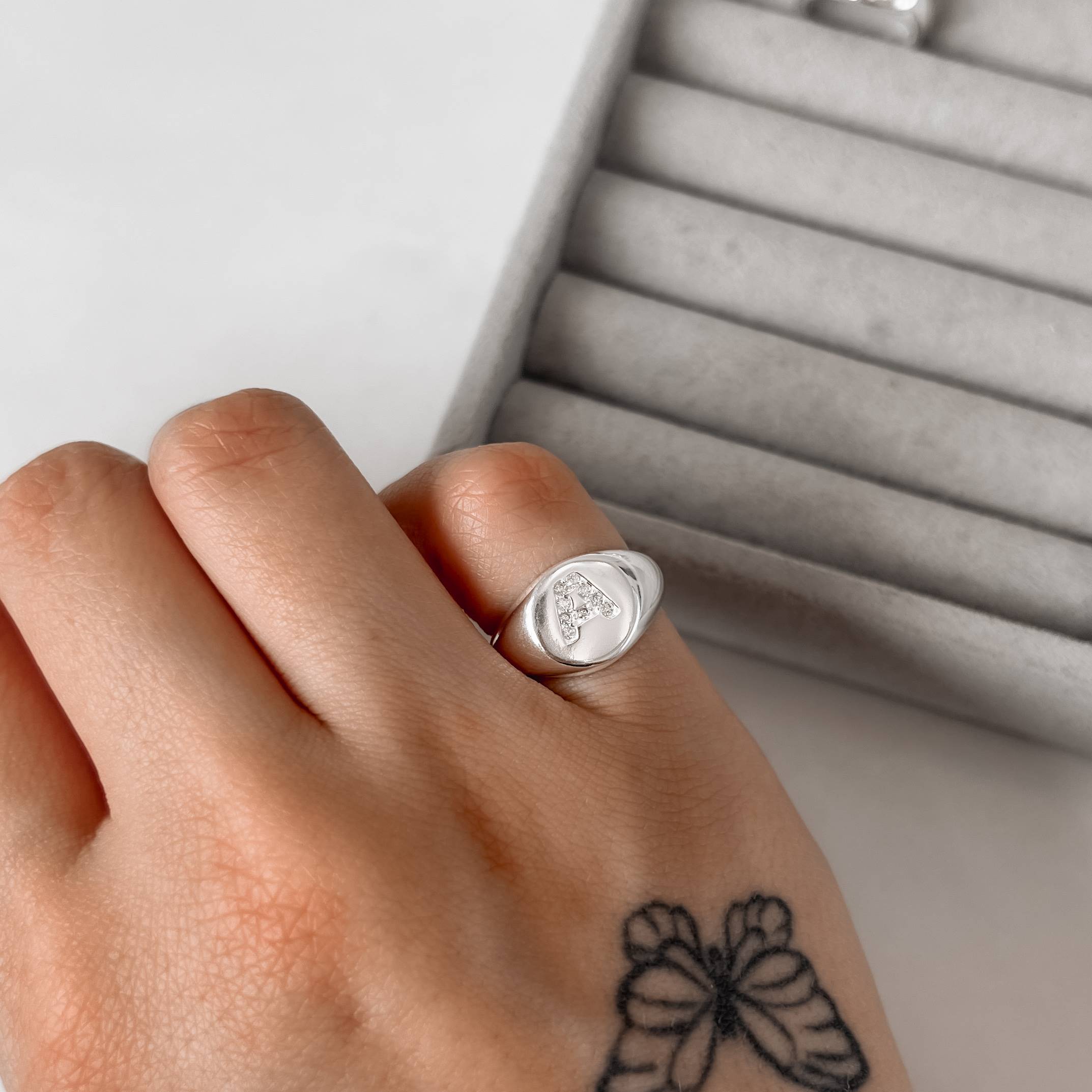 Imagem Secundária Anel letra A cravejada dedinho