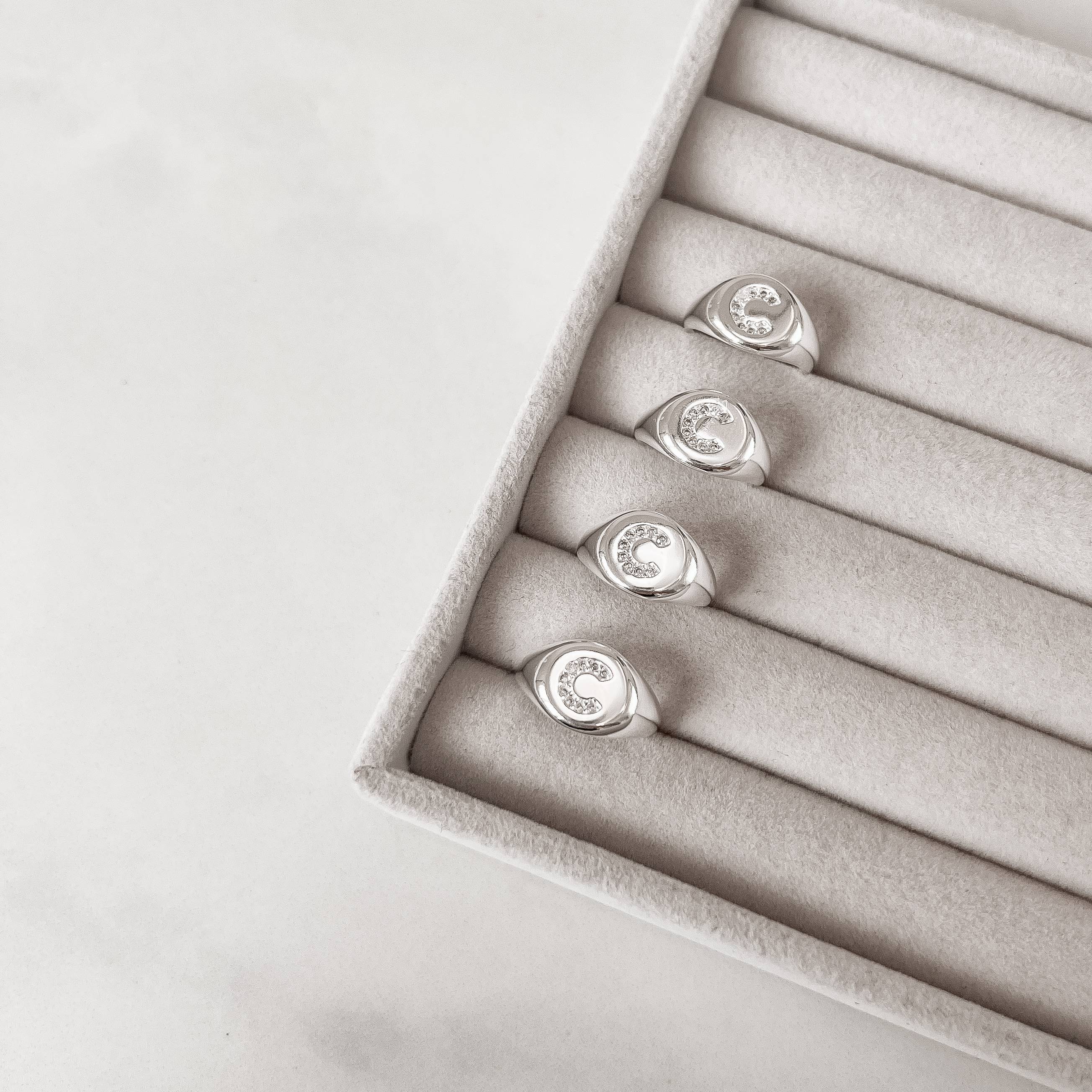 Imagem Secundária Anel letra C cravejada dedinho