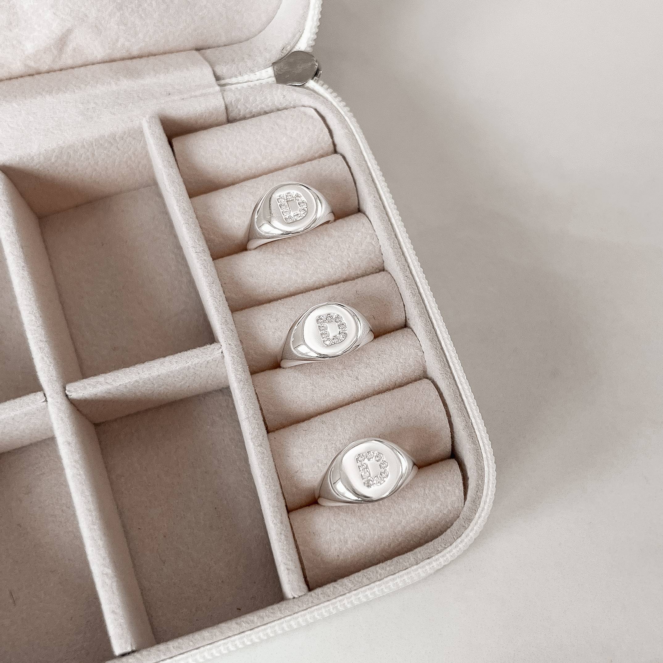 Imagem Anel letra D cravejada dedinho