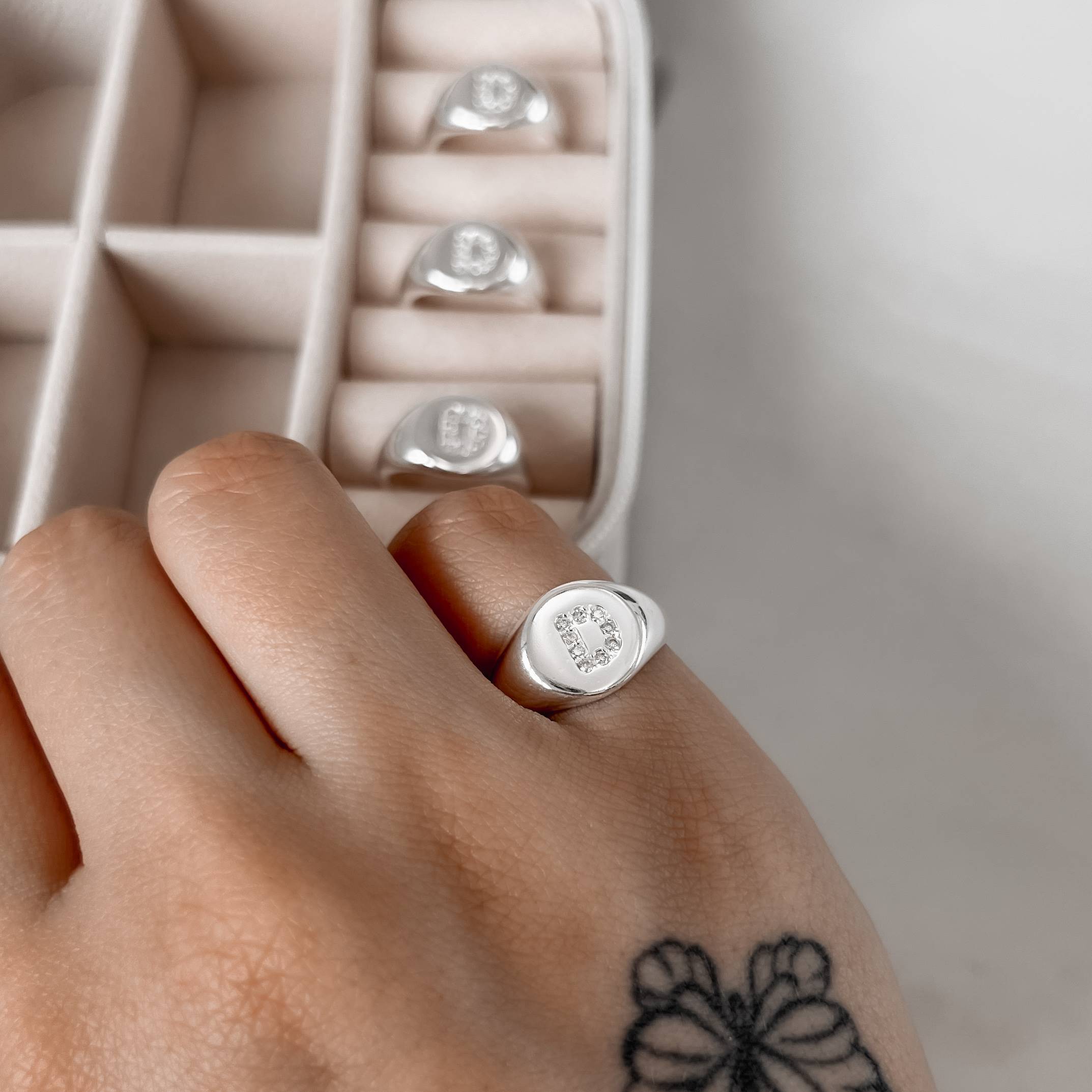 Imagem Secundária Anel letra D cravejada dedinho