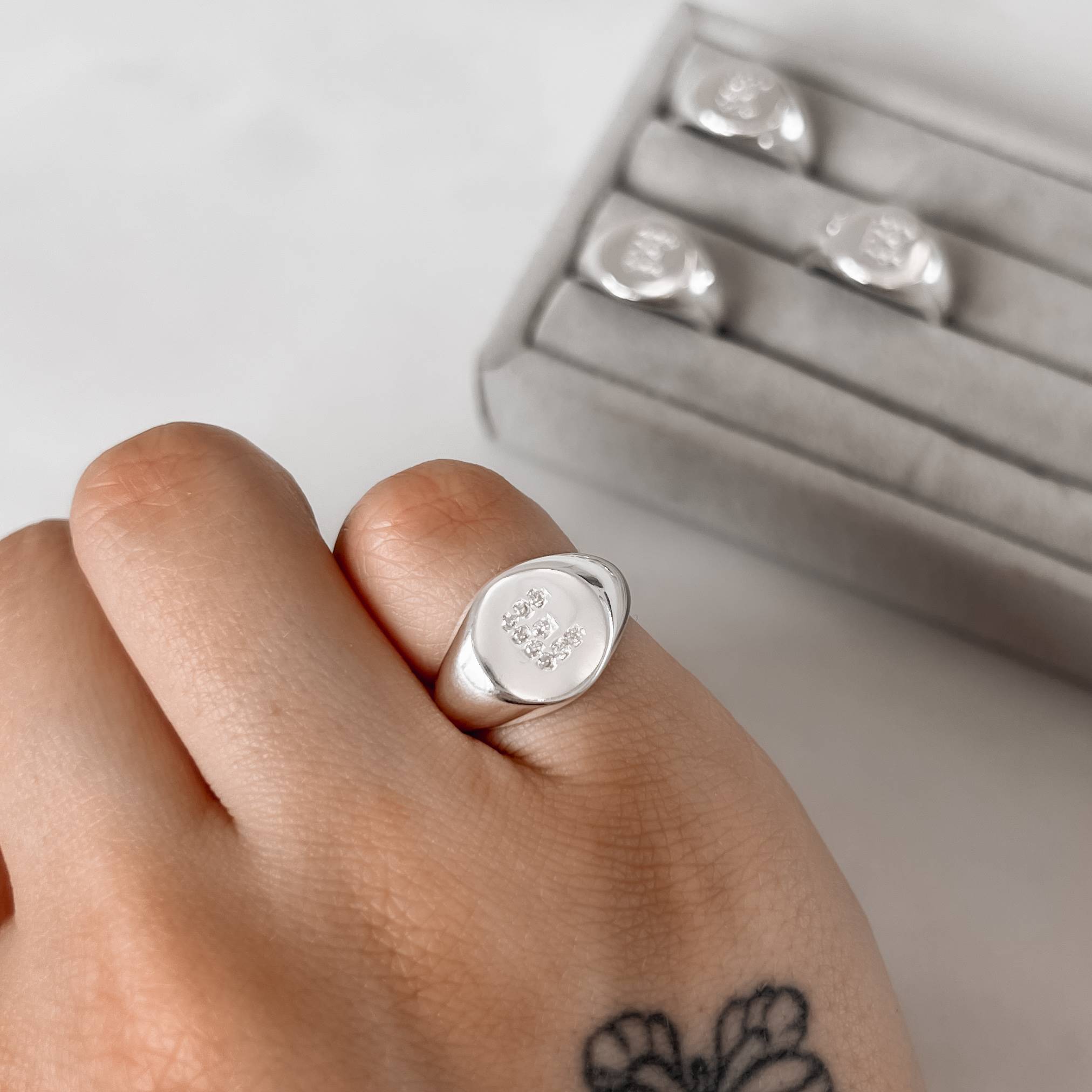 Imagem Anel letra E cravejada dedinho