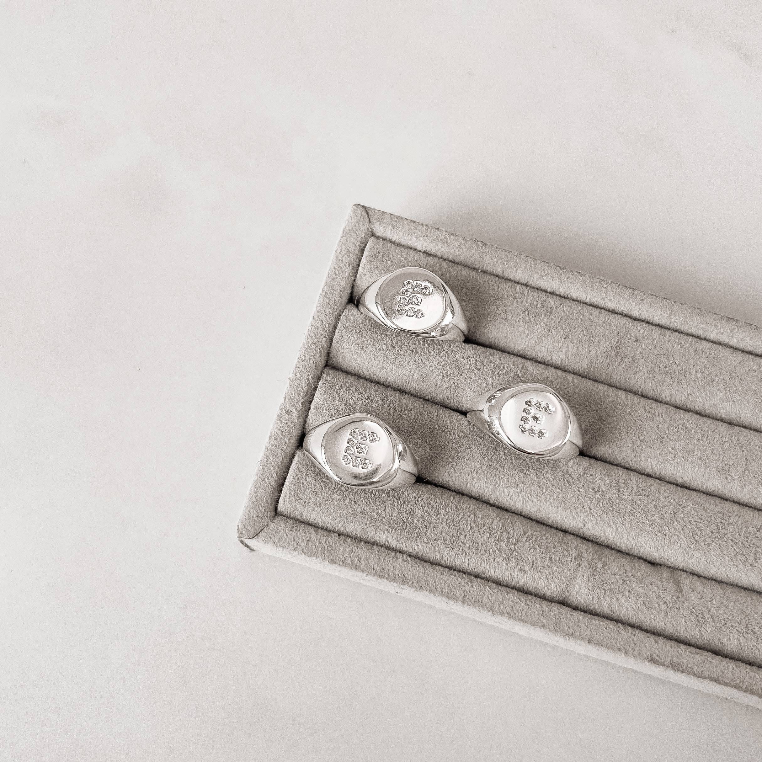 Imagem Secundária Anel letra E cravejada dedinho