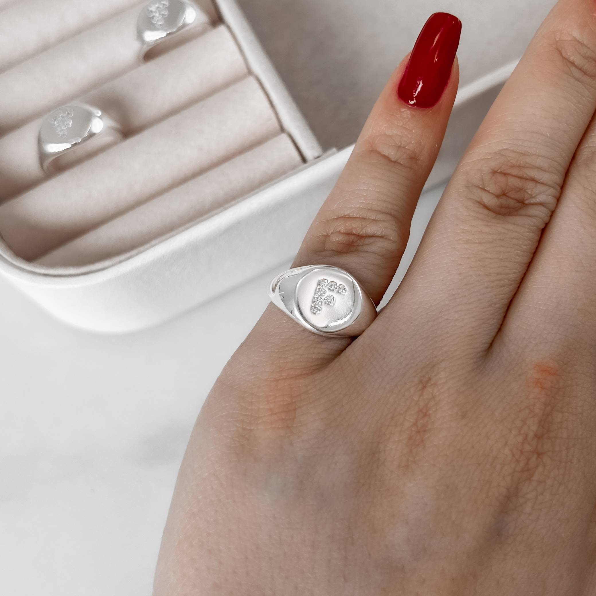 Imagem Secundária Anel letra F cravejada dedinho