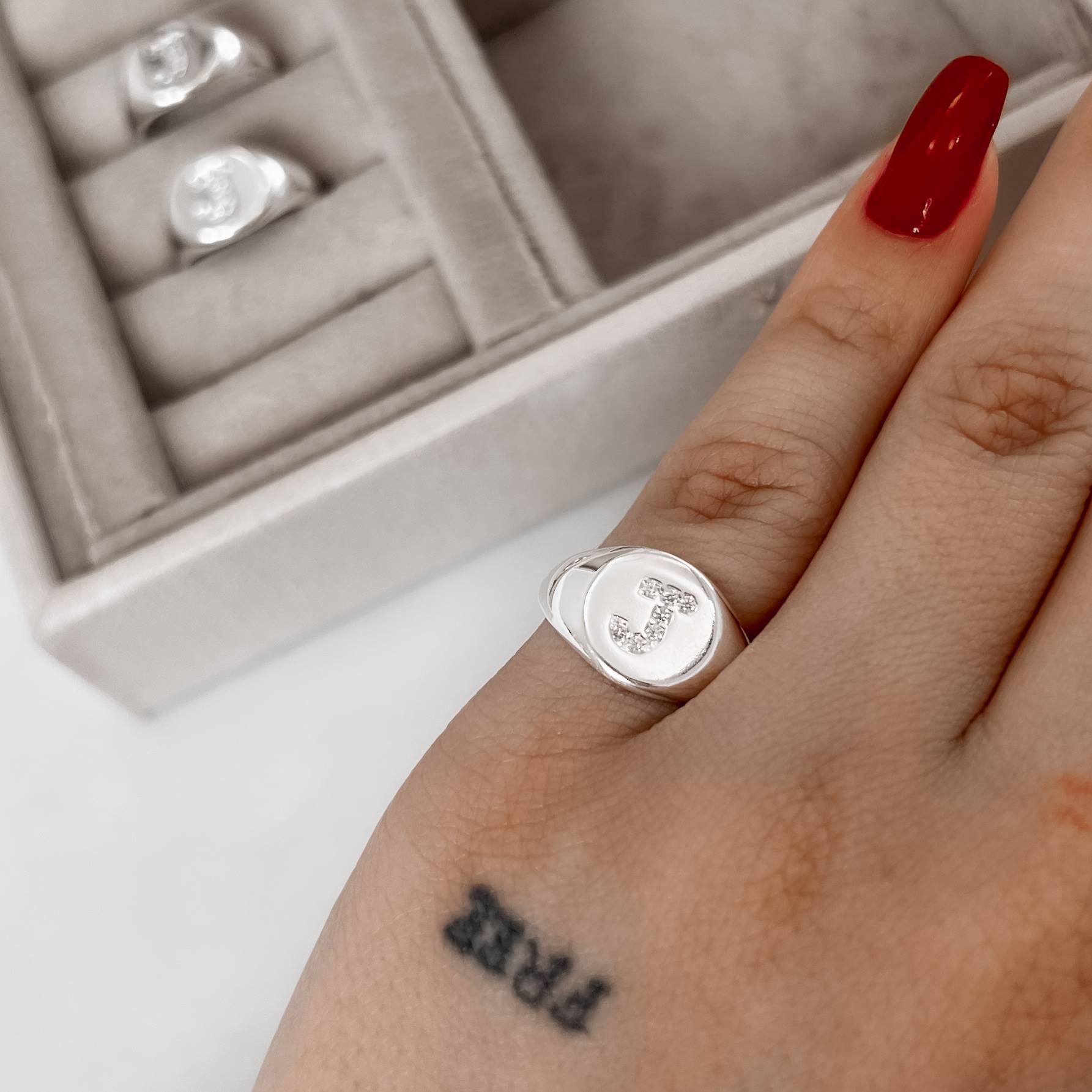 Imagem Anel letra J cravejada dedinho