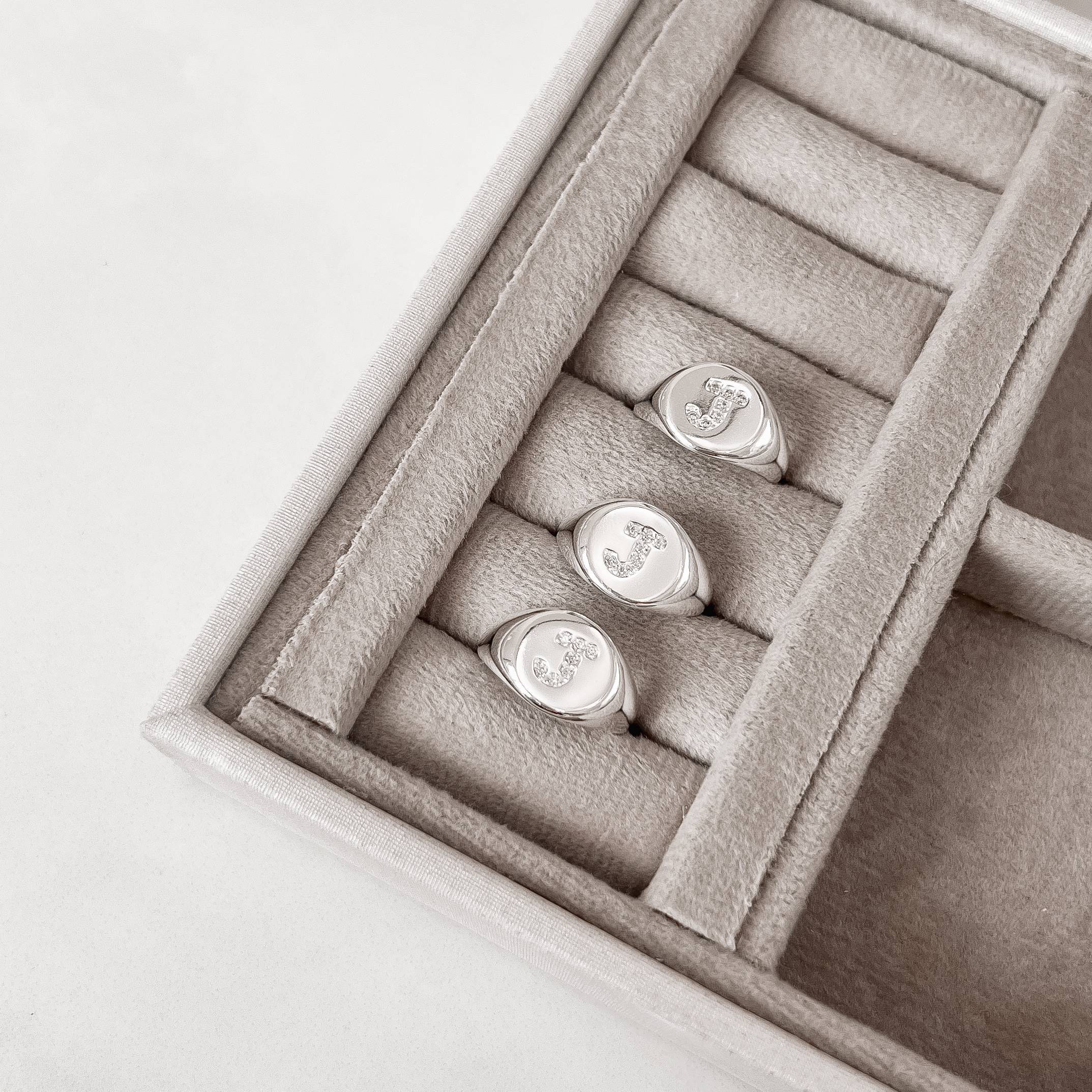 Imagem Secundária Anel letra J cravejada dedinho